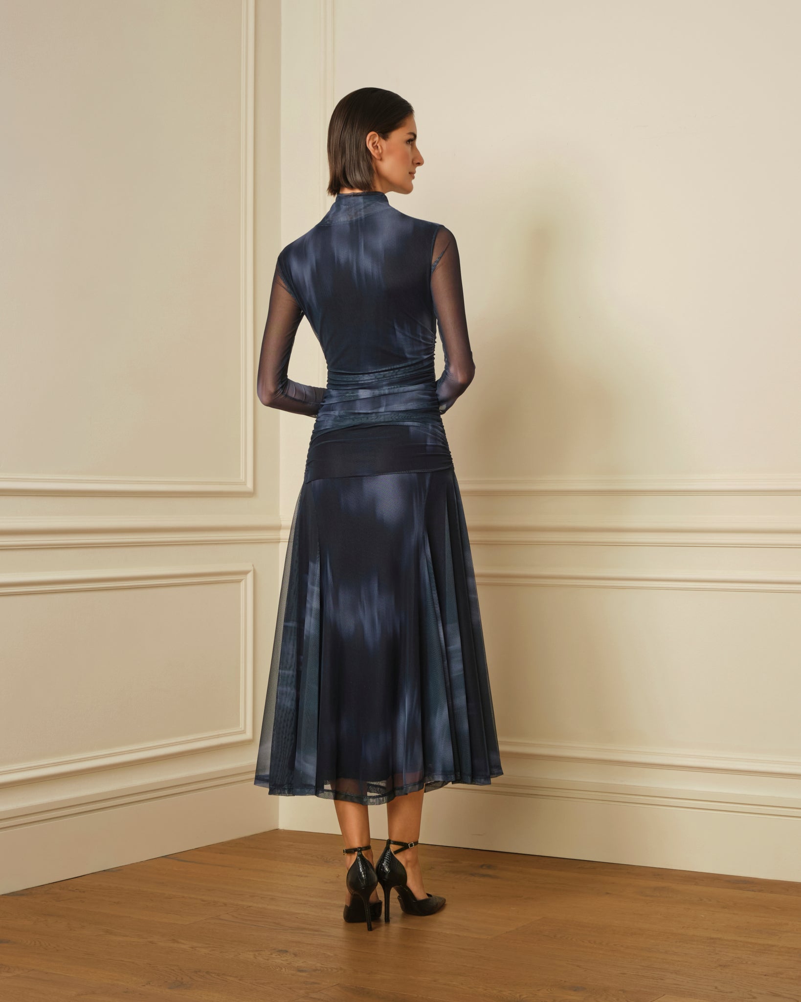 VESTIDO CUELLO ALTO CON DRAPEADO AZUL MARINO