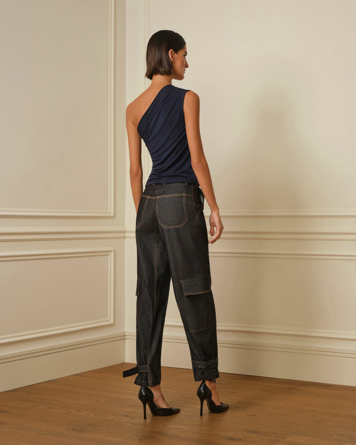 PANTALÓN CARGO CON COSTURAS VISTAS NEGRO