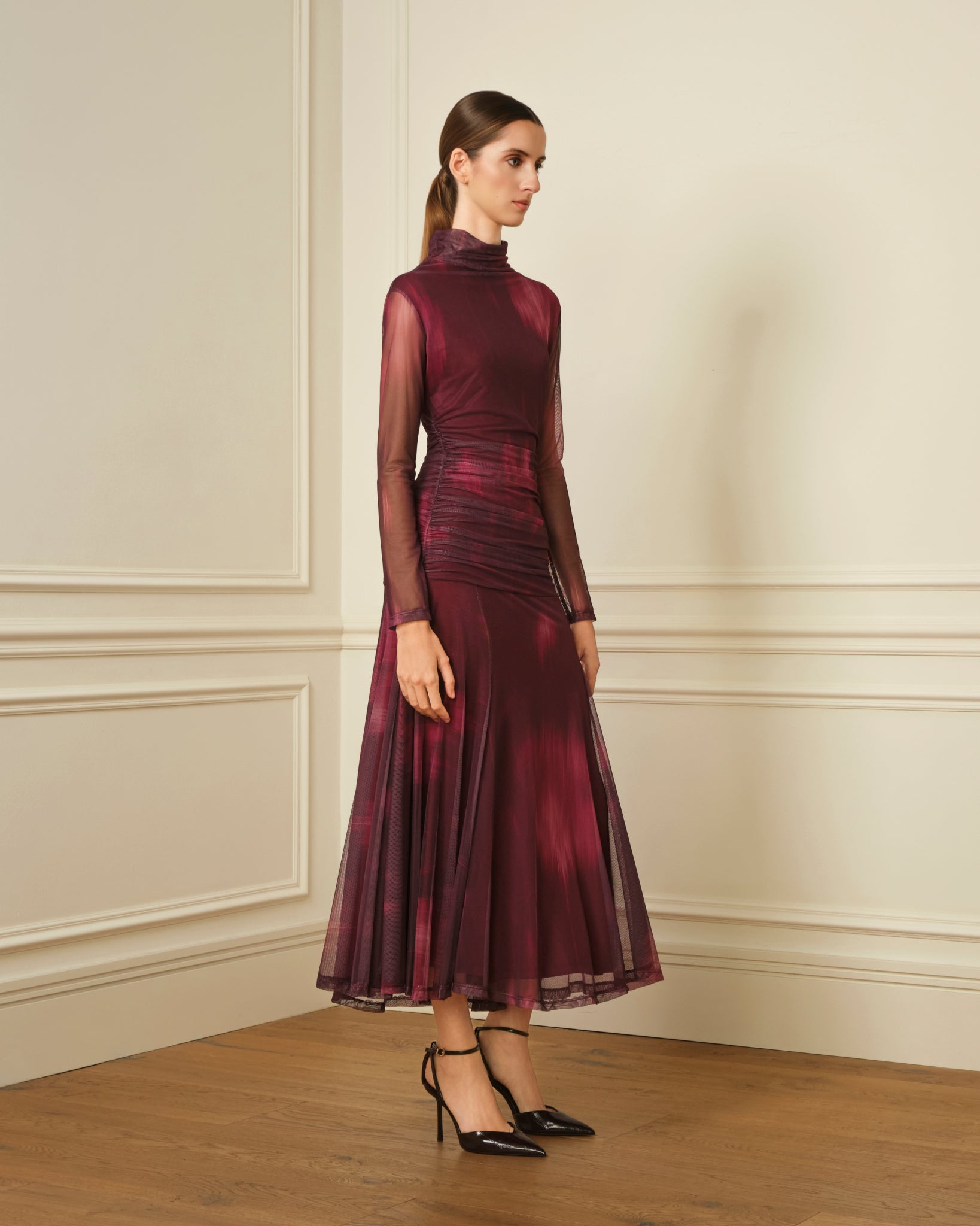 VESTIDO CUELLO ALTO CON DRAPEADO BURDEOS