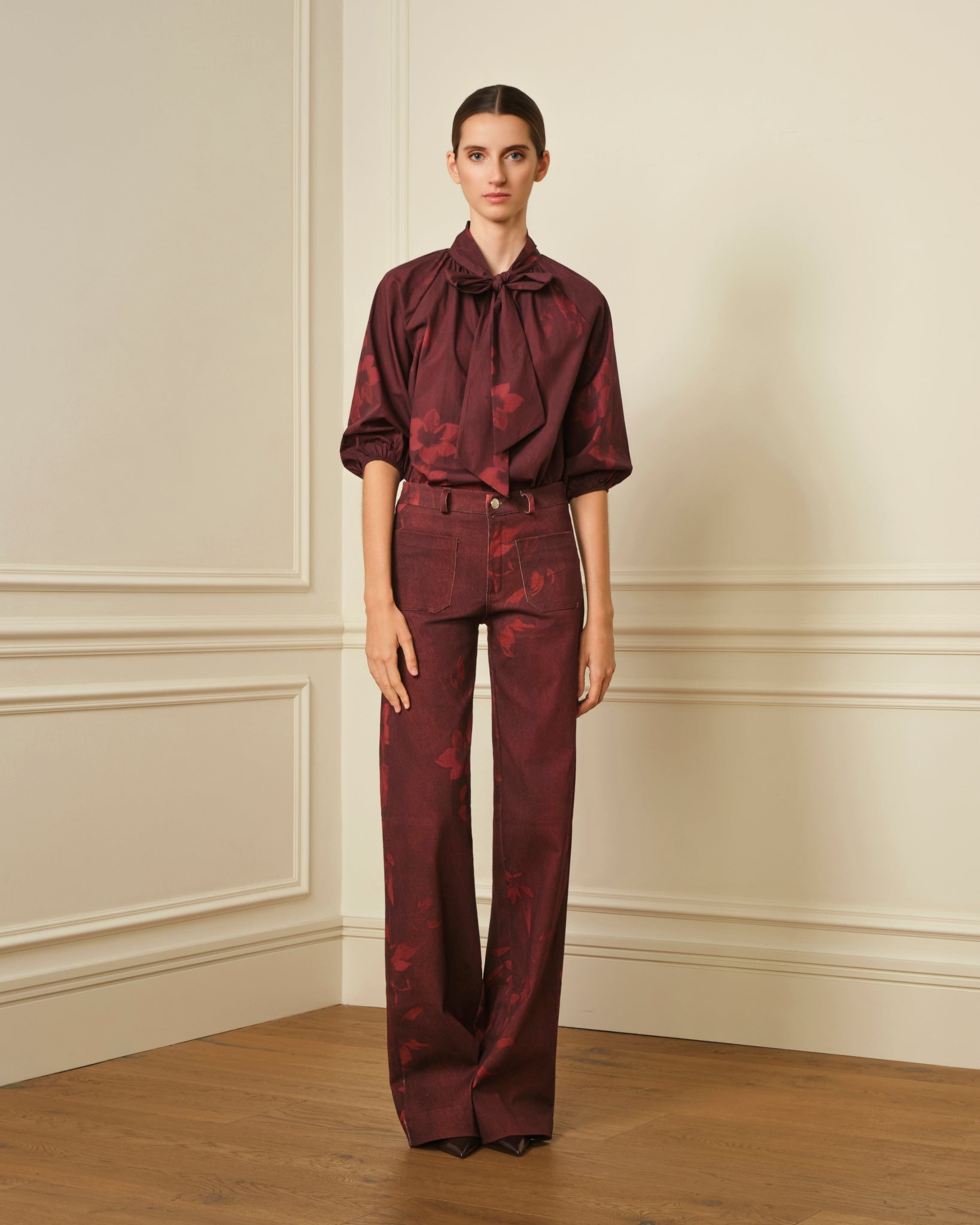 PANTALÓN FLARE CON ESTAMPADO FLORAL BURDEOS