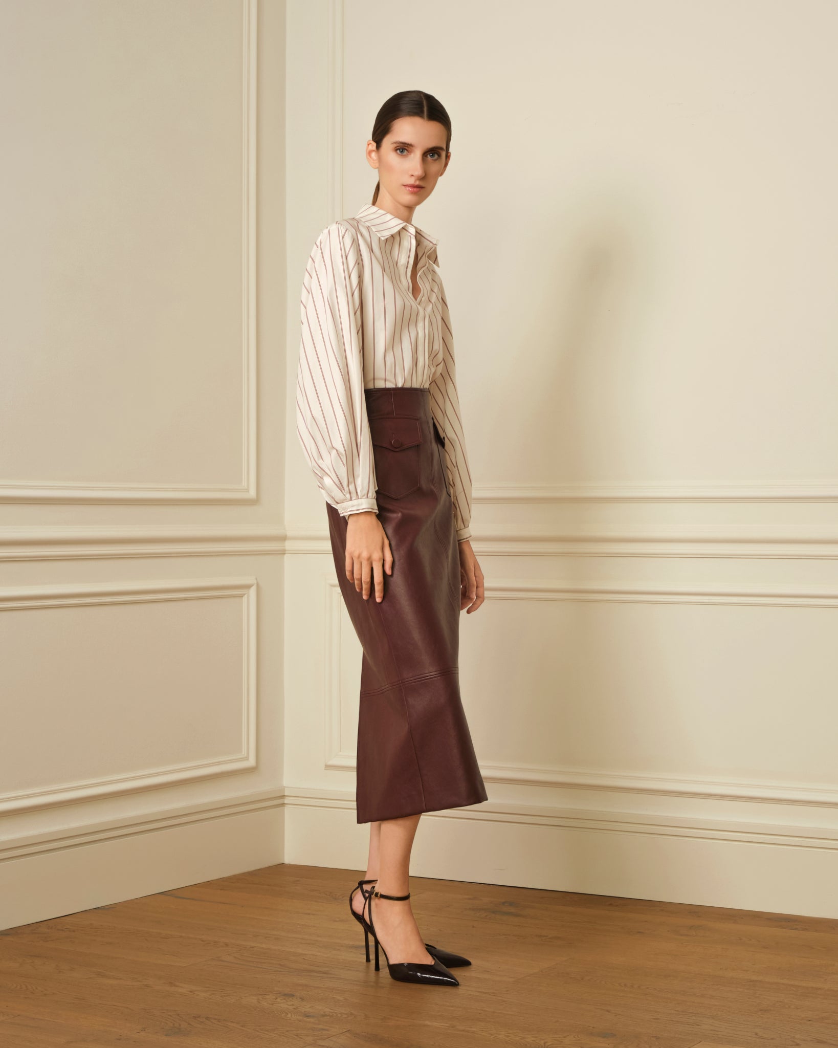 FALDA MIDI CON BOLSILLOS EFECTO PIEL
