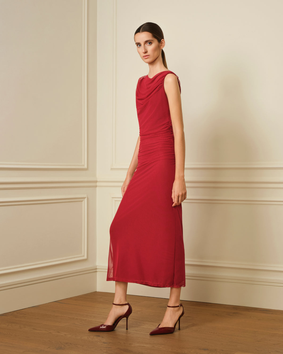 VESTIDO DE TUL CON ESCOTE DRAPEADO GRANATE