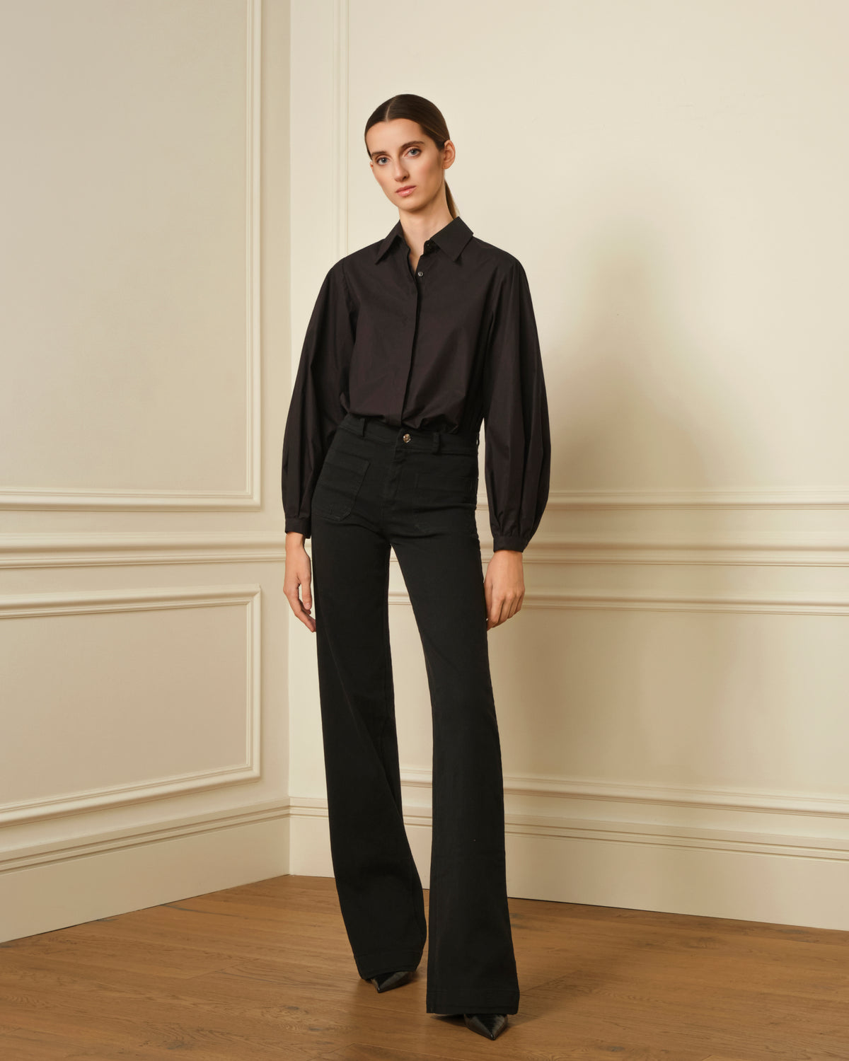 PANTALÓN FLARE CON BOLSILLOS DENIM NEGRO