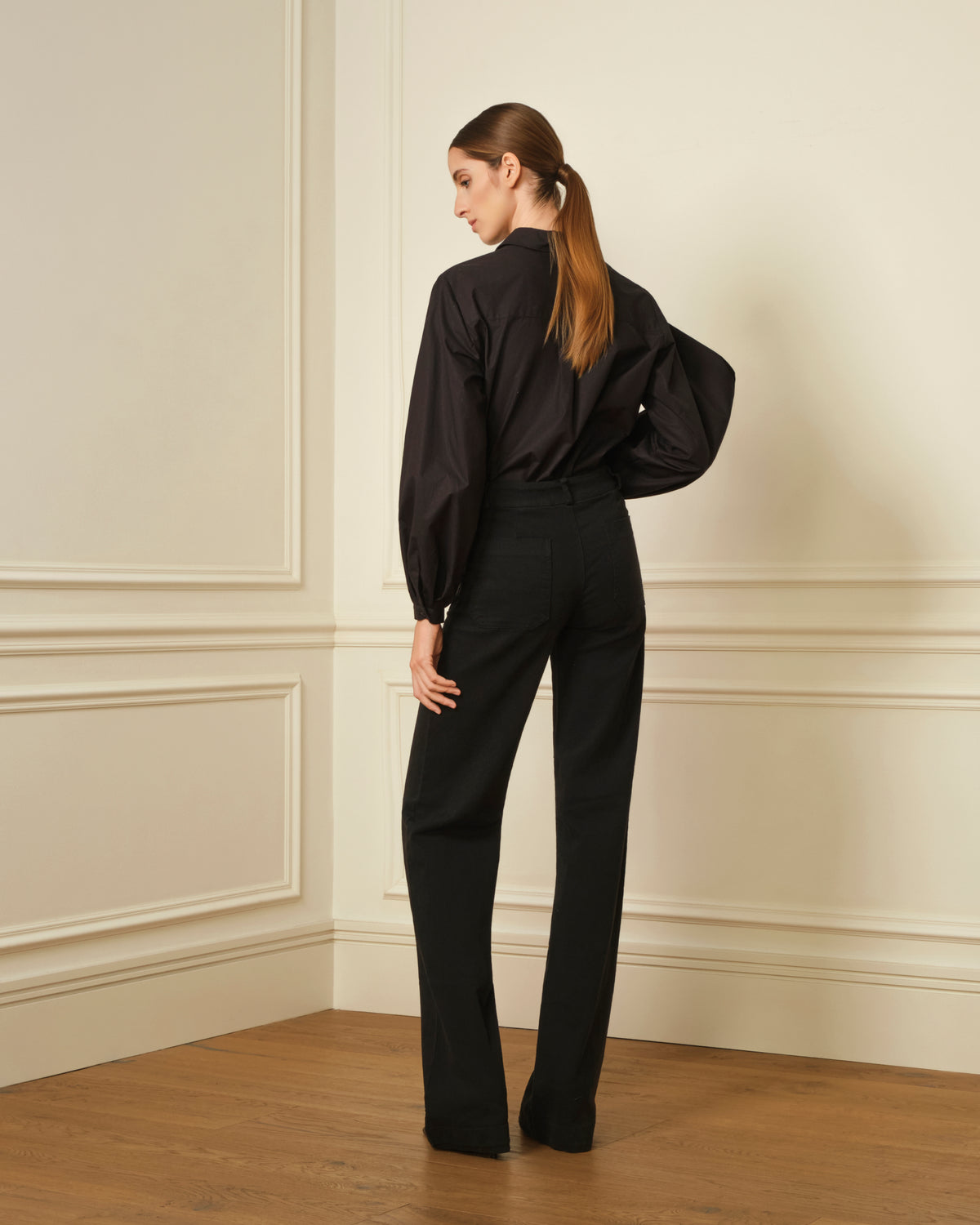 PANTALÓN FLARE CON BOLSILLOS DENIM NEGRO