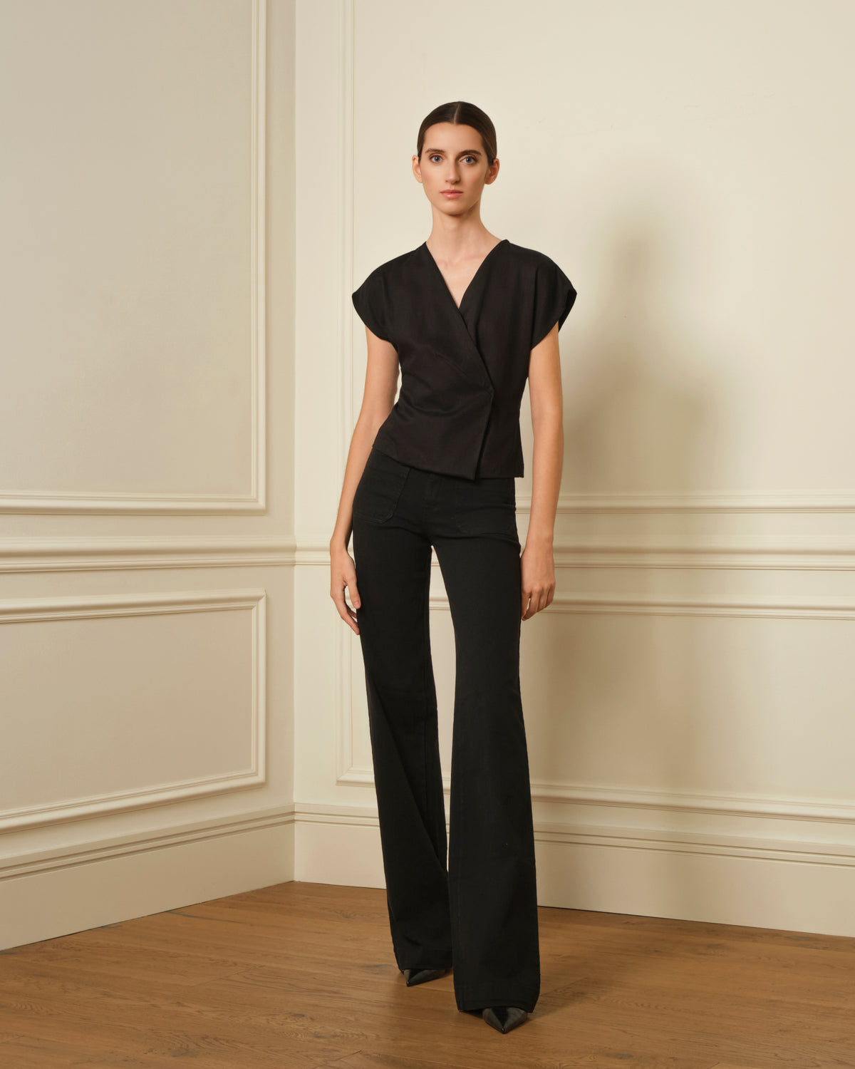 TOP CRUZADO CON ESCOTE PICO NEGRO