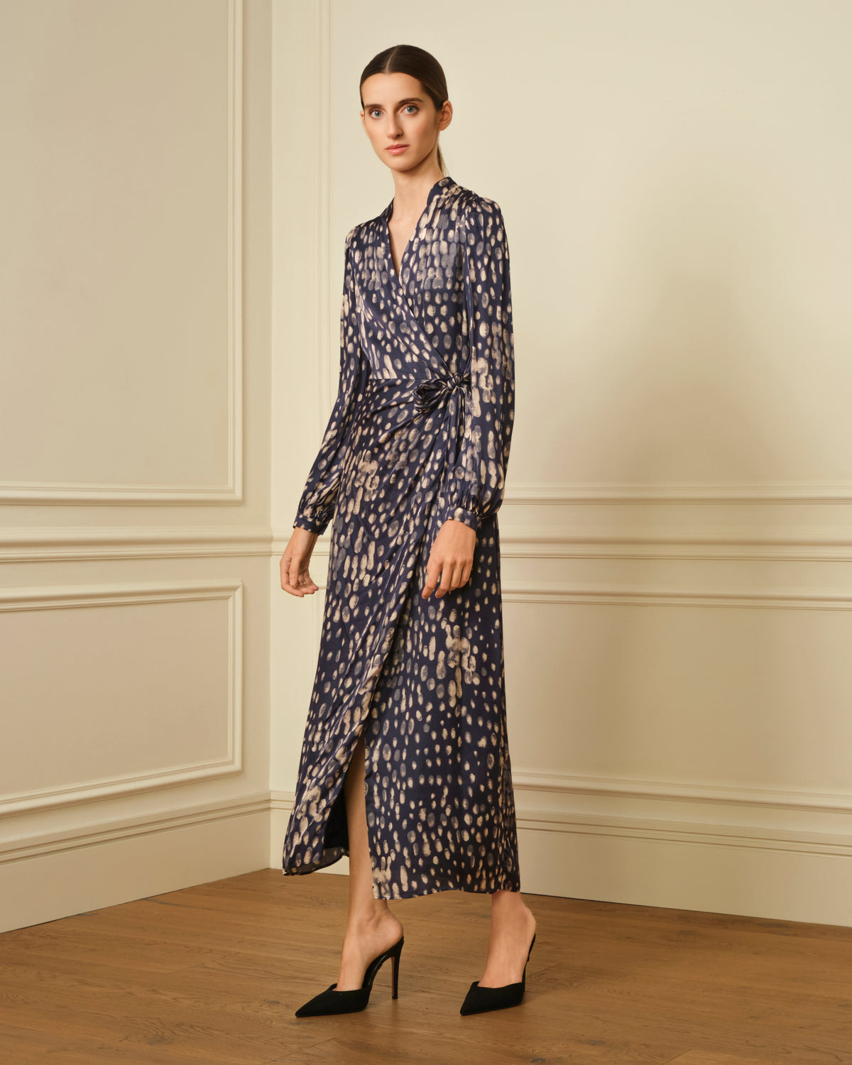 VESTIDO MIDI CRUZADO CON ESTAMPADO AZUL