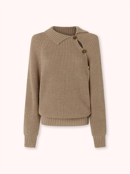 SUÉTER DE CUELLO ALTO BOTONES CAMEL