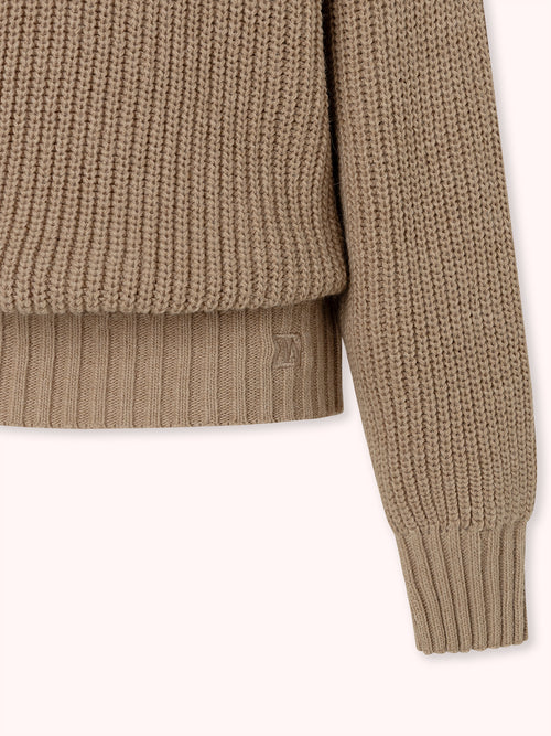 SUÉTER DE CUELLO ALTO BOTONES CAMEL