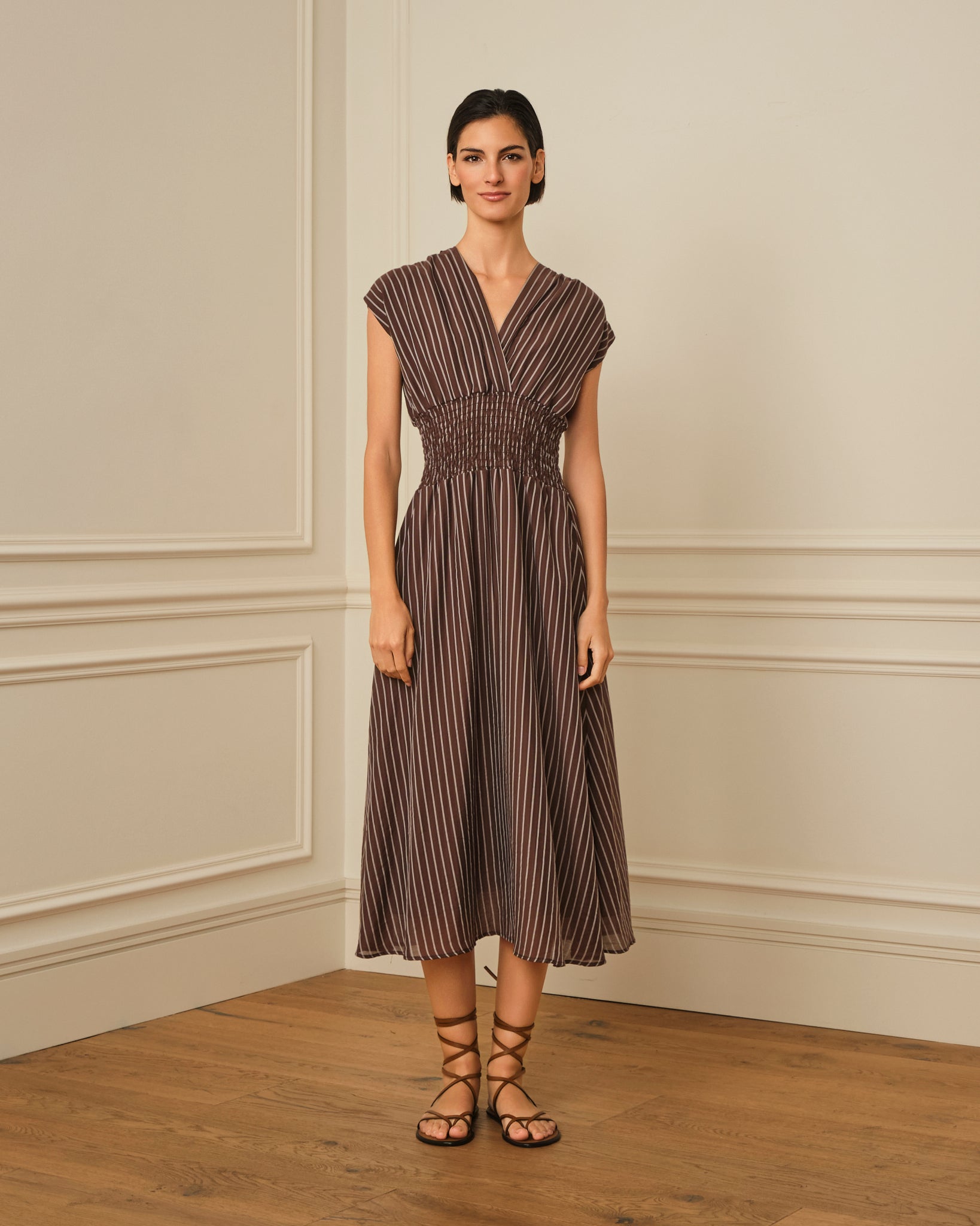 VESTIDO MIDI CON ESTAMPADO DE RAYAS MARRÓN