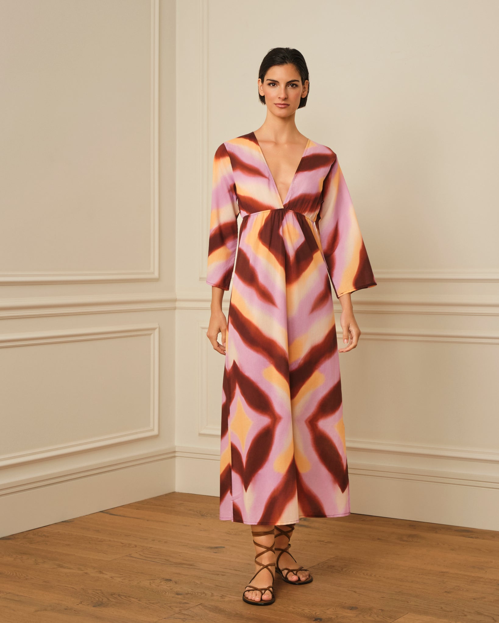VESTIDO ESTAMPADO CON ESCOTE PICO ROSA