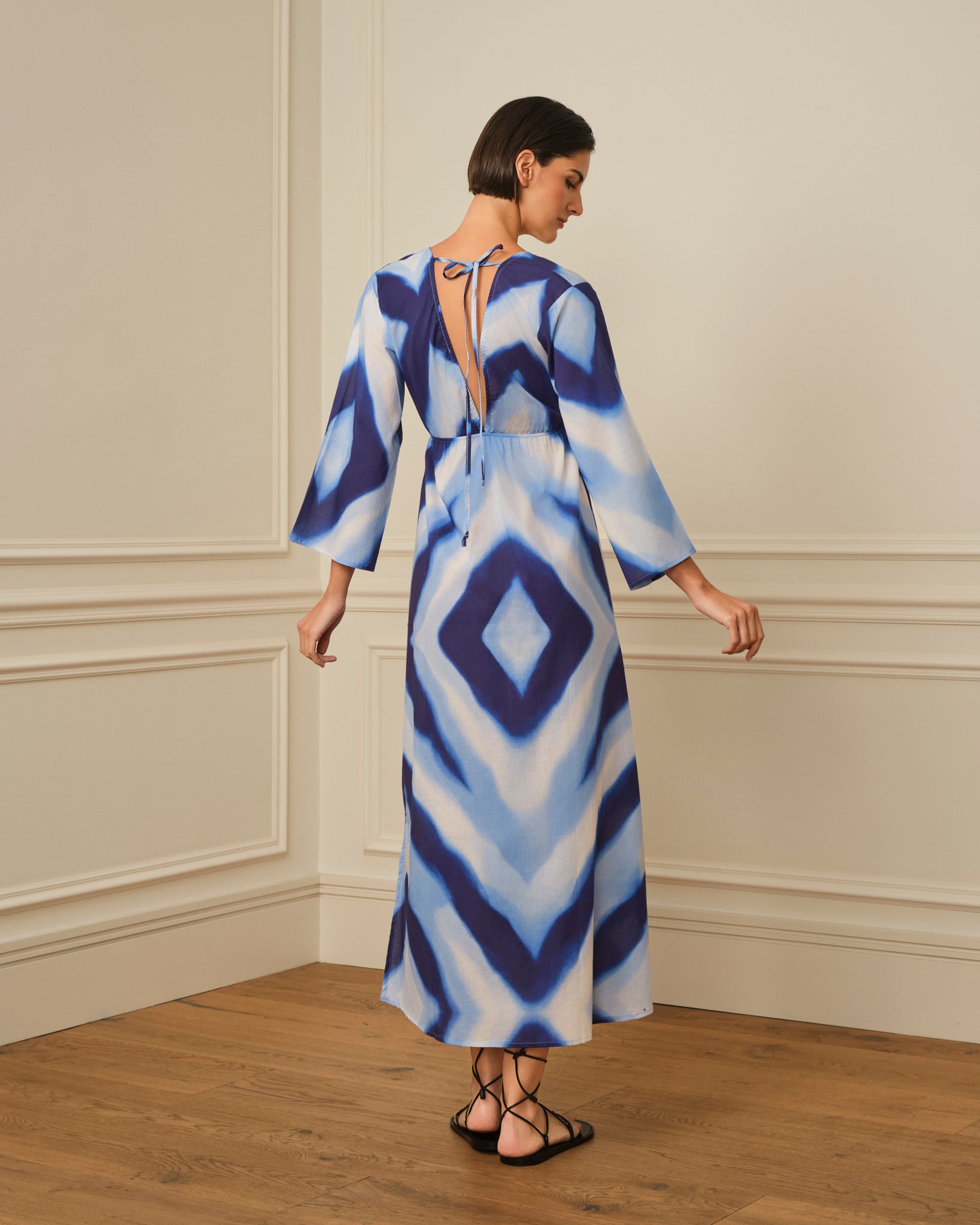 VESTIDO ESTAMPADO CON ESCOTE PICO AZUL