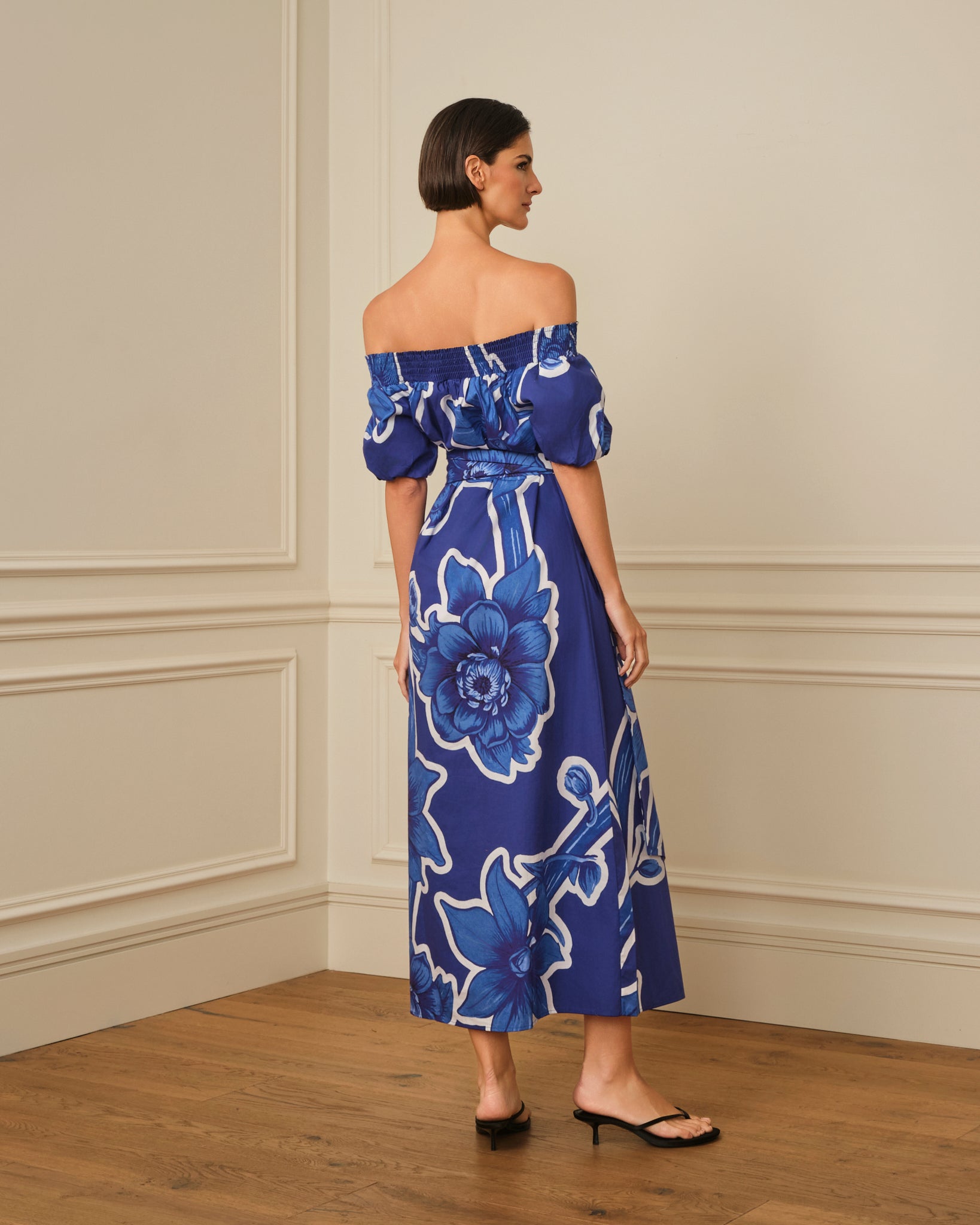 VESTIDO MIDI ESTAMPADO OFF SHOULDER AZUL