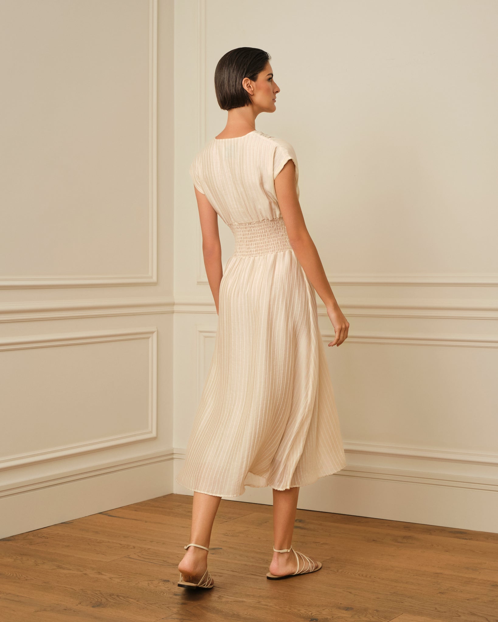 VESTIDO MIDI CON ESTAMPADO DE RAYAS BEIGE