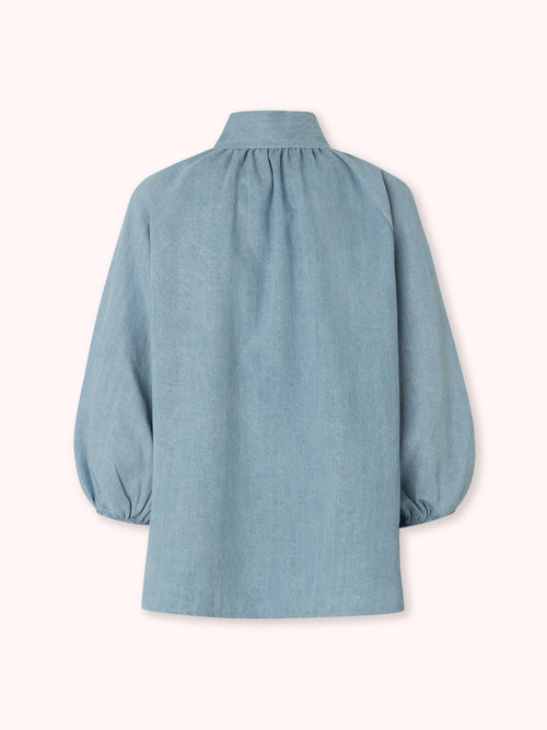 BLUSA MANGA ABULLONADA CON LAZO EN CUELLO DENIM AZUL CLARO