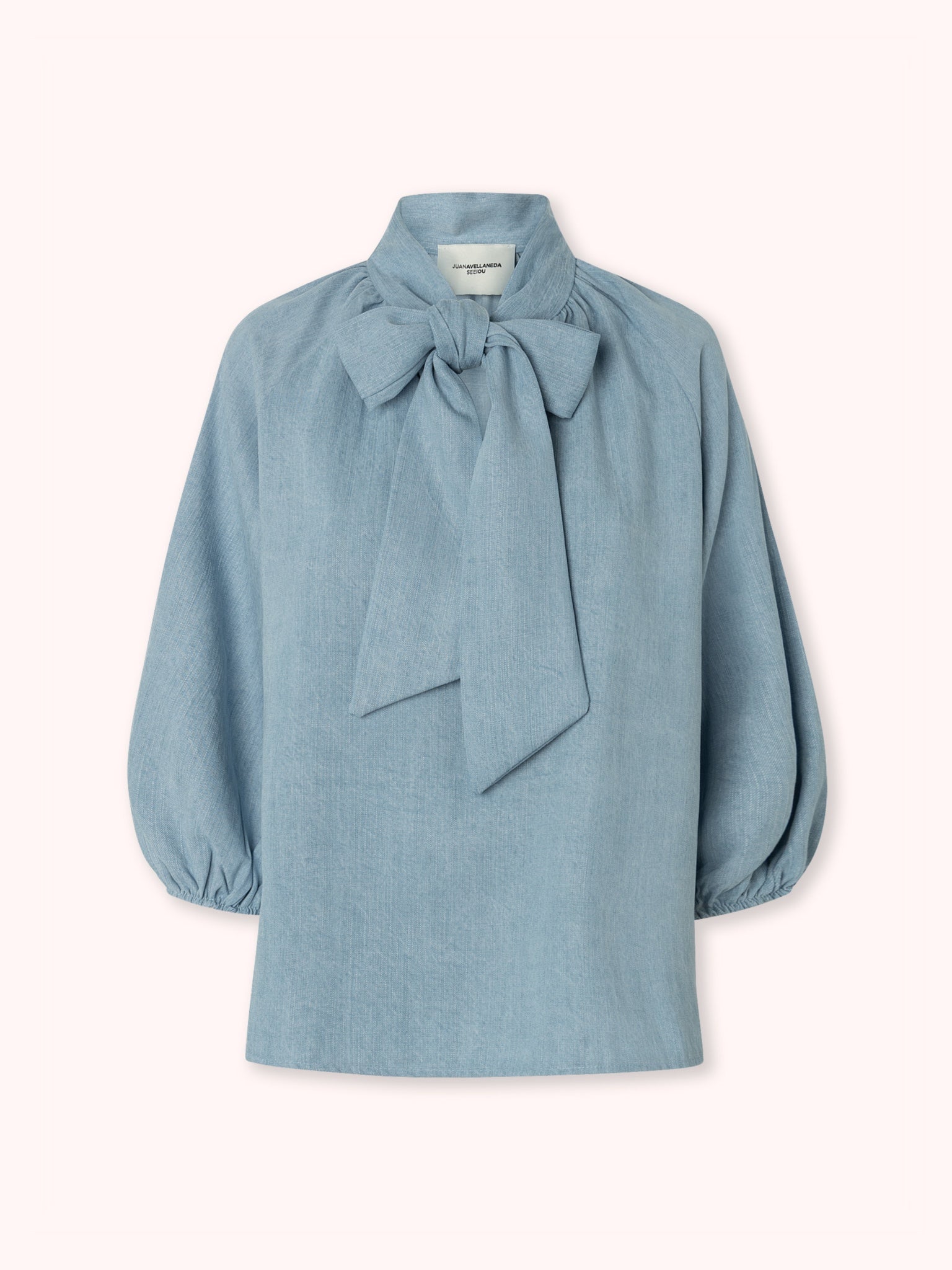 BLUSA MANGA ABULLONADA CON LAZO EN CUELLO DENIM AZUL CLARO