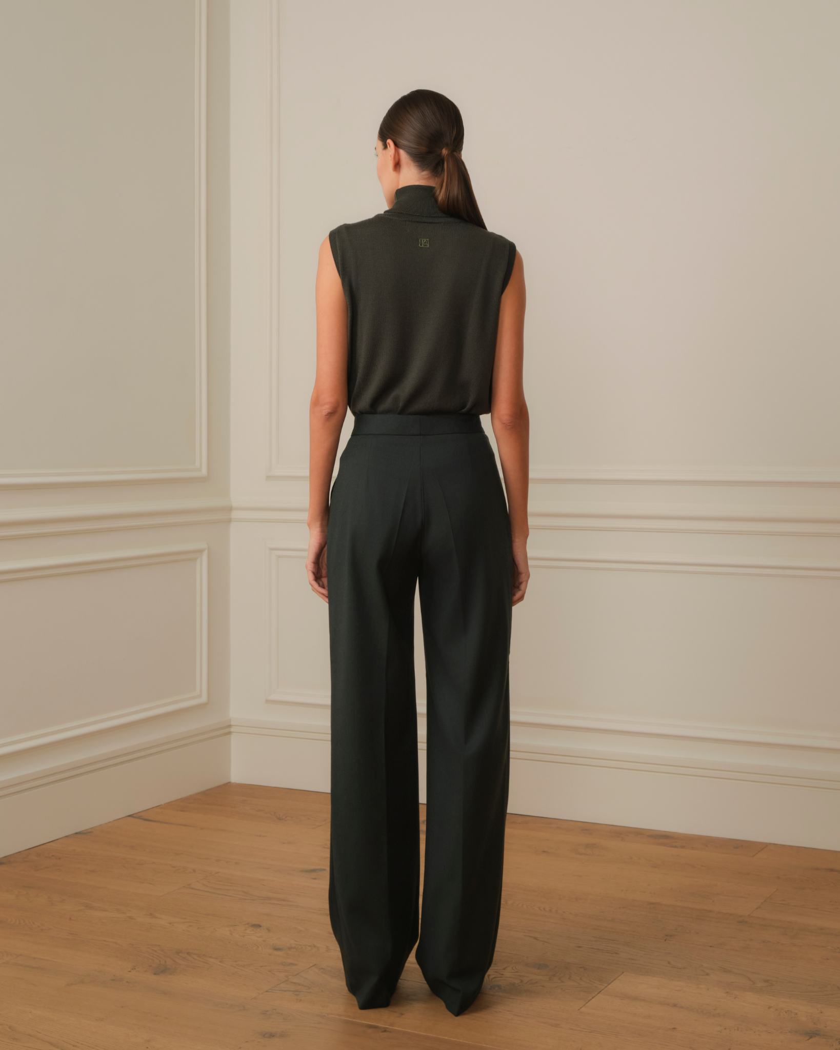 JERSEY SIN MANGAS CUELLO ALTO VERDE MILITAR