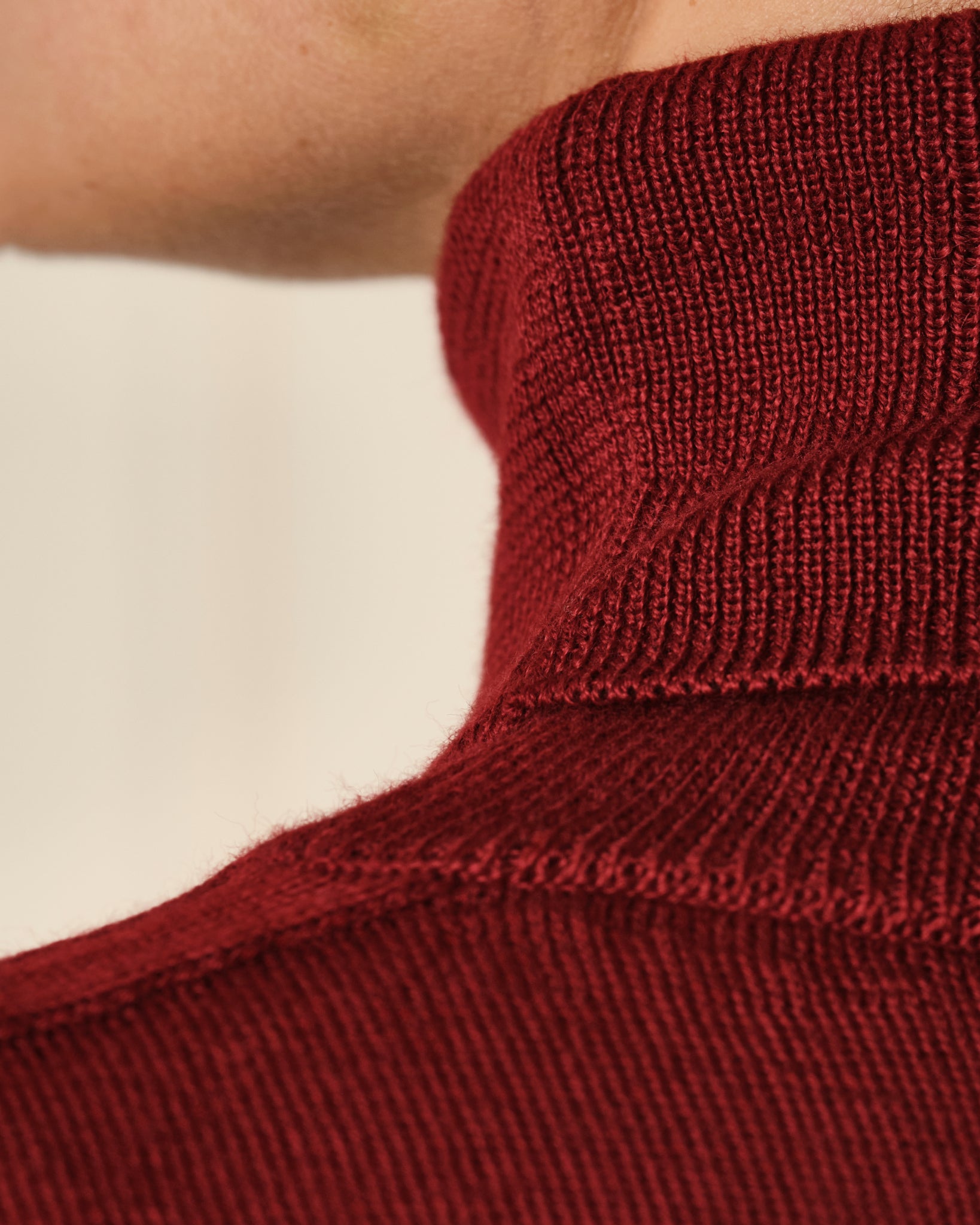 JERSEY CUELLO ALTO GRANATE