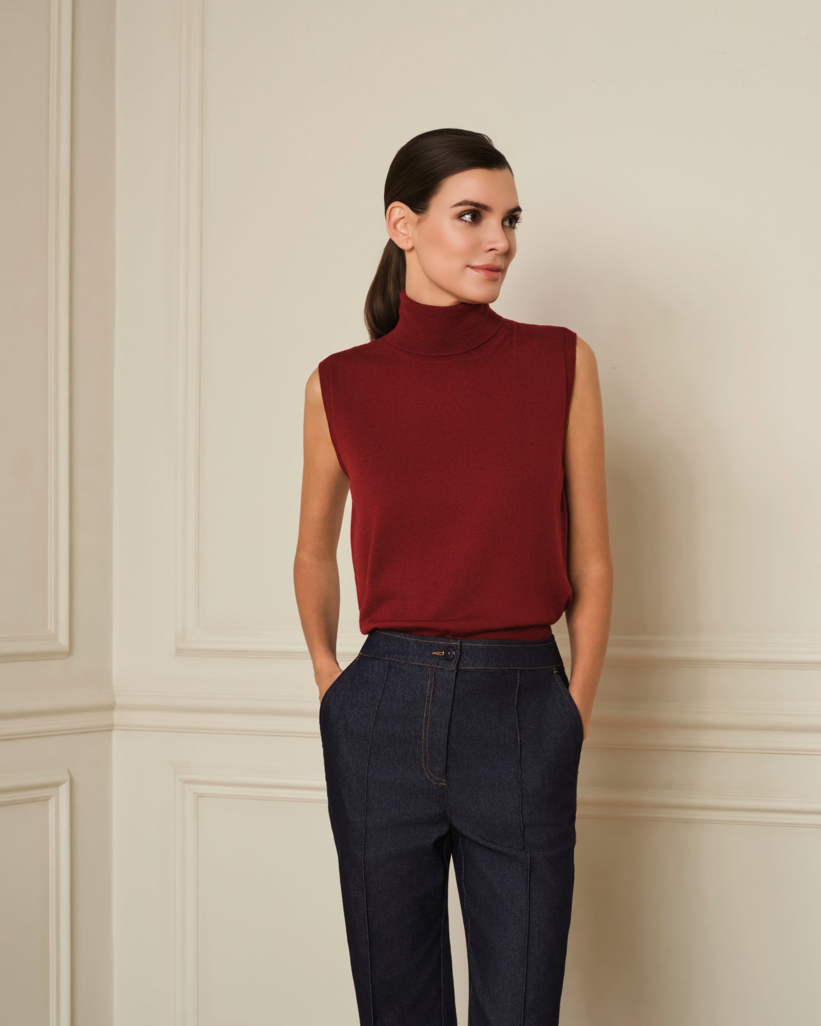 JERSEY SIN MANGAS CUELLO ALTO GRANATE