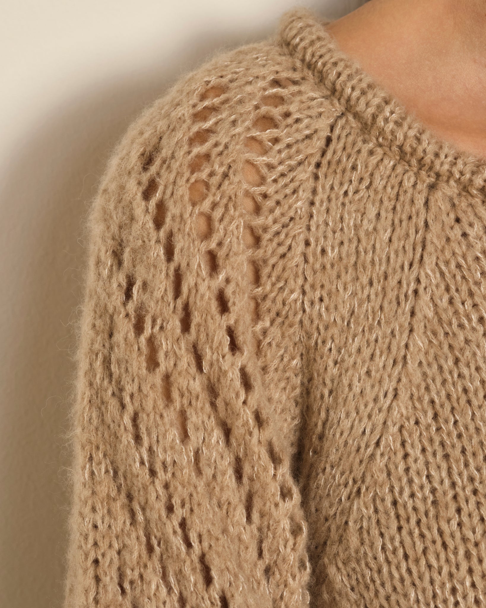 SUÉTER DE PUNTO CALADO CON CUELLO REDONDO BEIGE