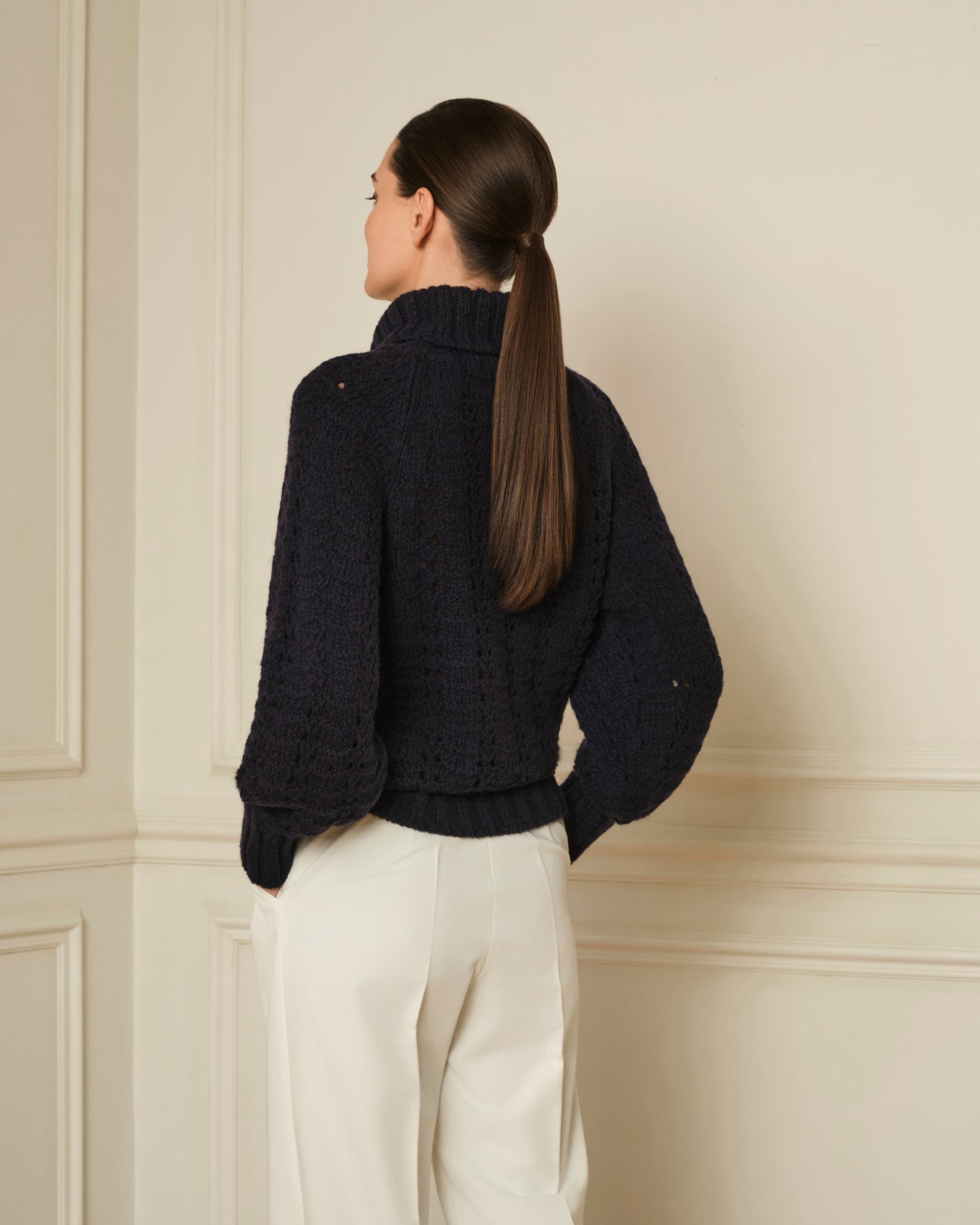 SUÉTER DE PUNTO CALADO CON CUELLO CISNE AZUL MARINO