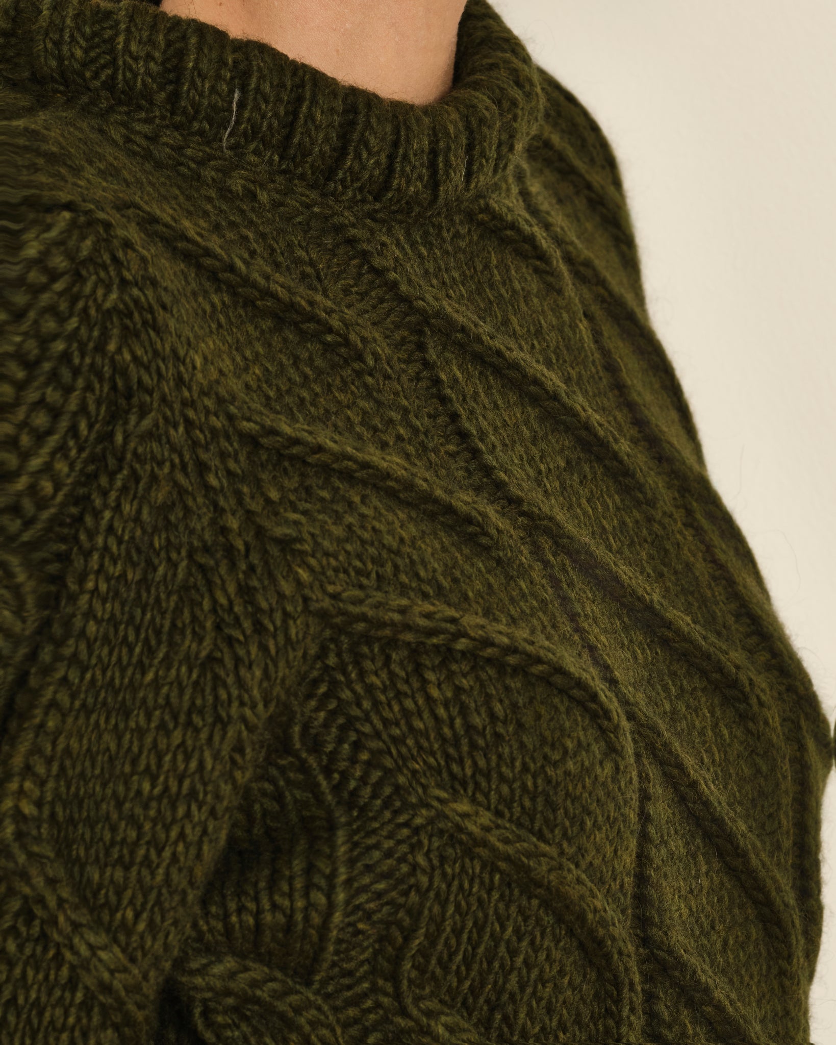 SUÉTER DE PUNTO TRENZADO VERDE