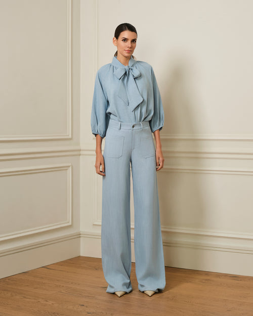 BLUSA MANGA ABULLONADA CON LAZO EN CUELLO DENIM AZUL CLARO