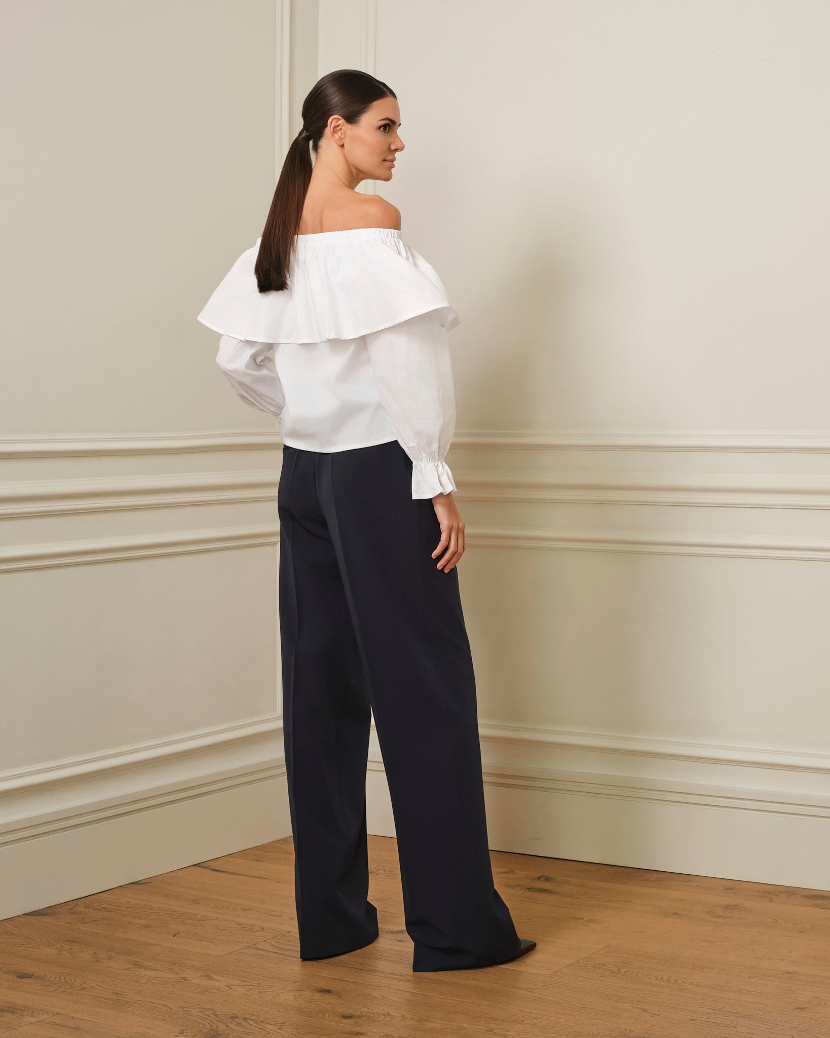 BLUSA OFF SHOULDER CON VOLANTE BLANCA