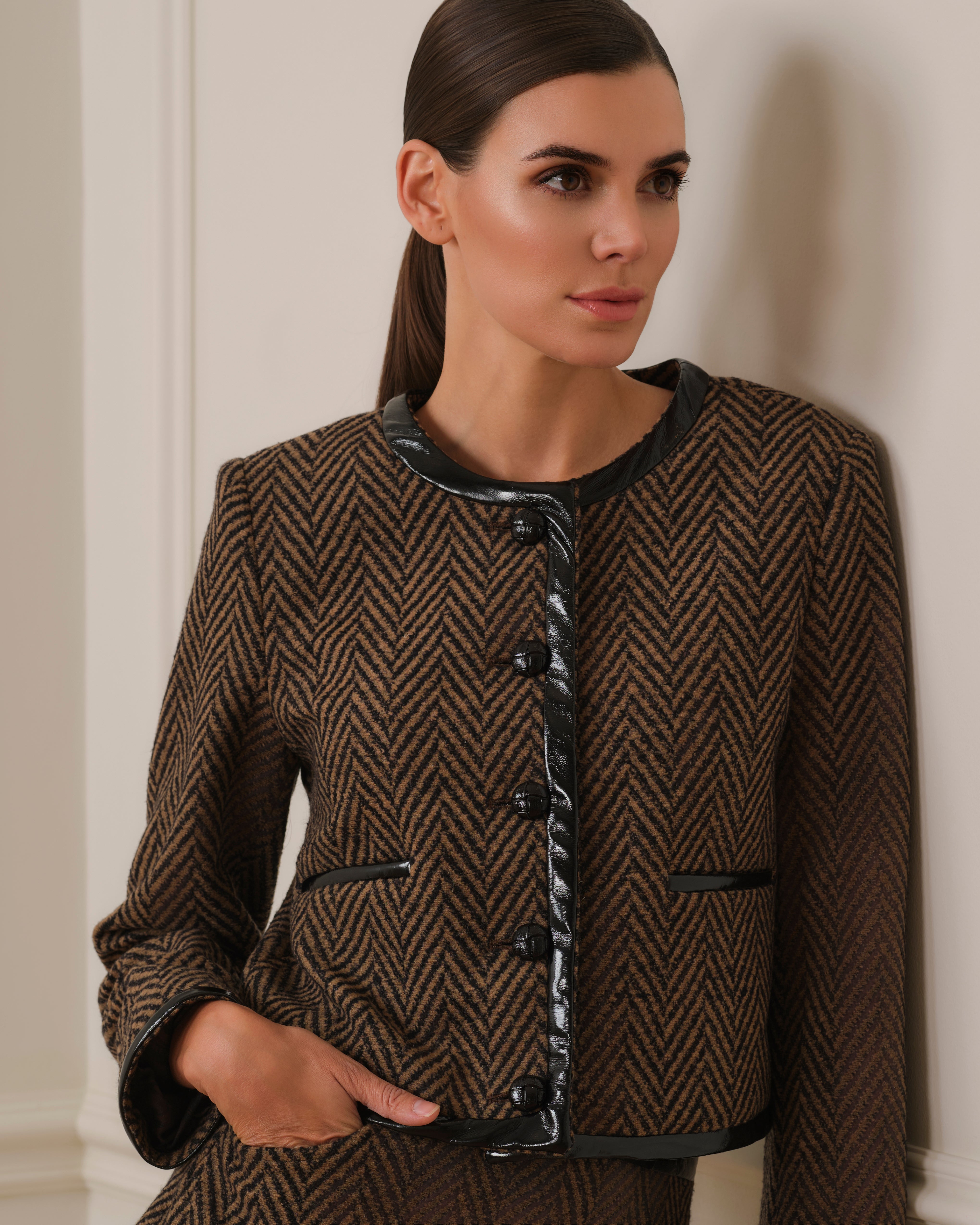 CHAQUETA CORTA MARRÓN