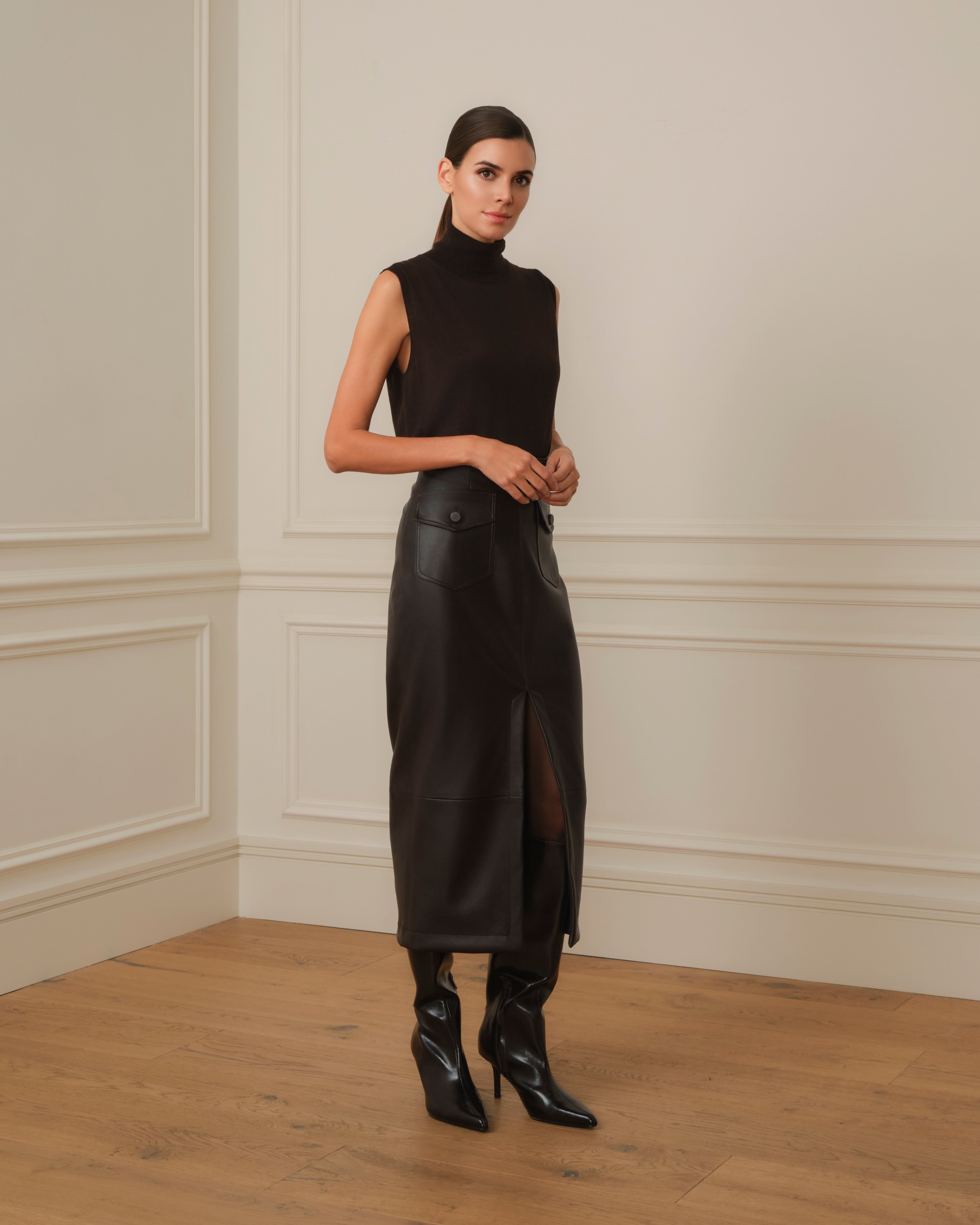 FALDA MIDI CON APERTURA FRONTAL EFECTO PIEL MARRÓN