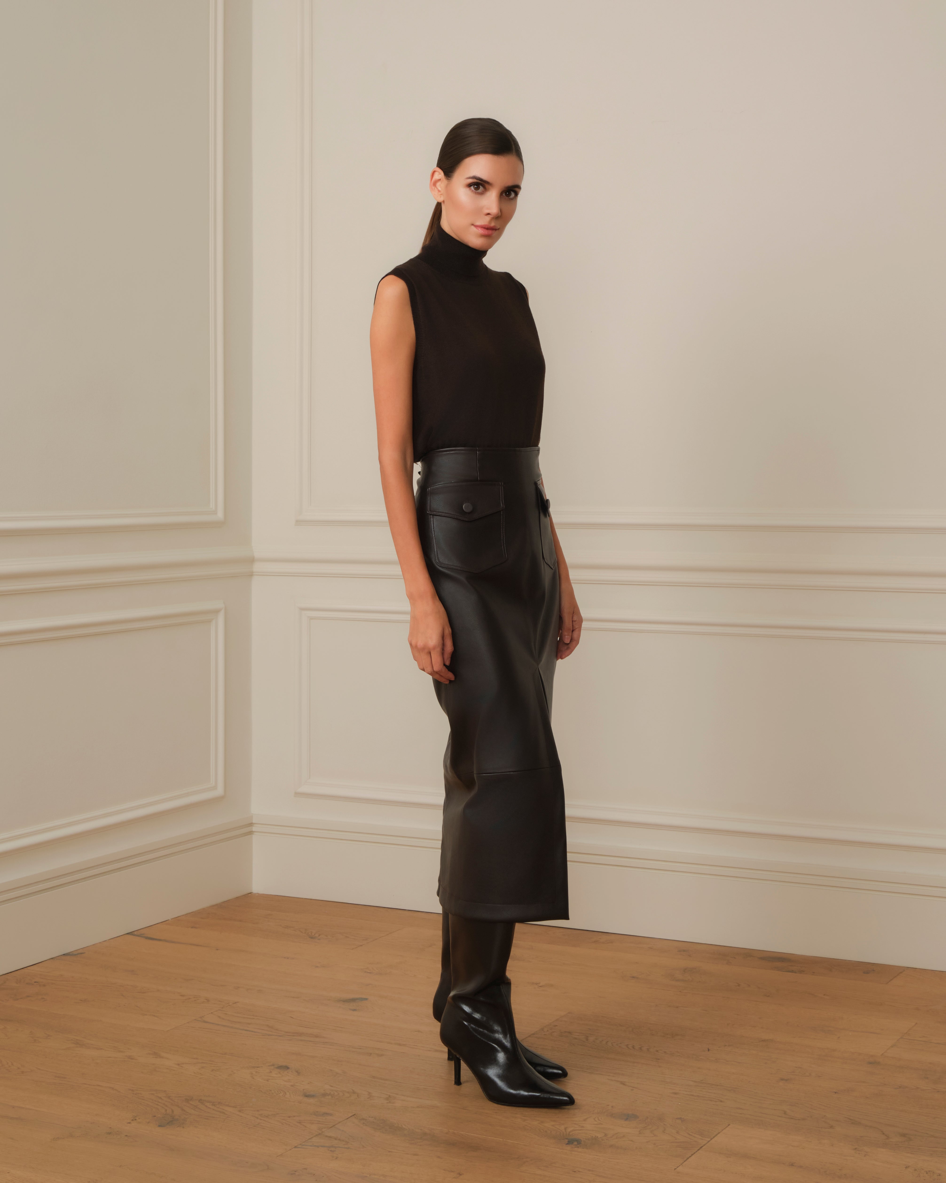 JERSEY SIN MANGAS CUELLO ALTO MARRÓN