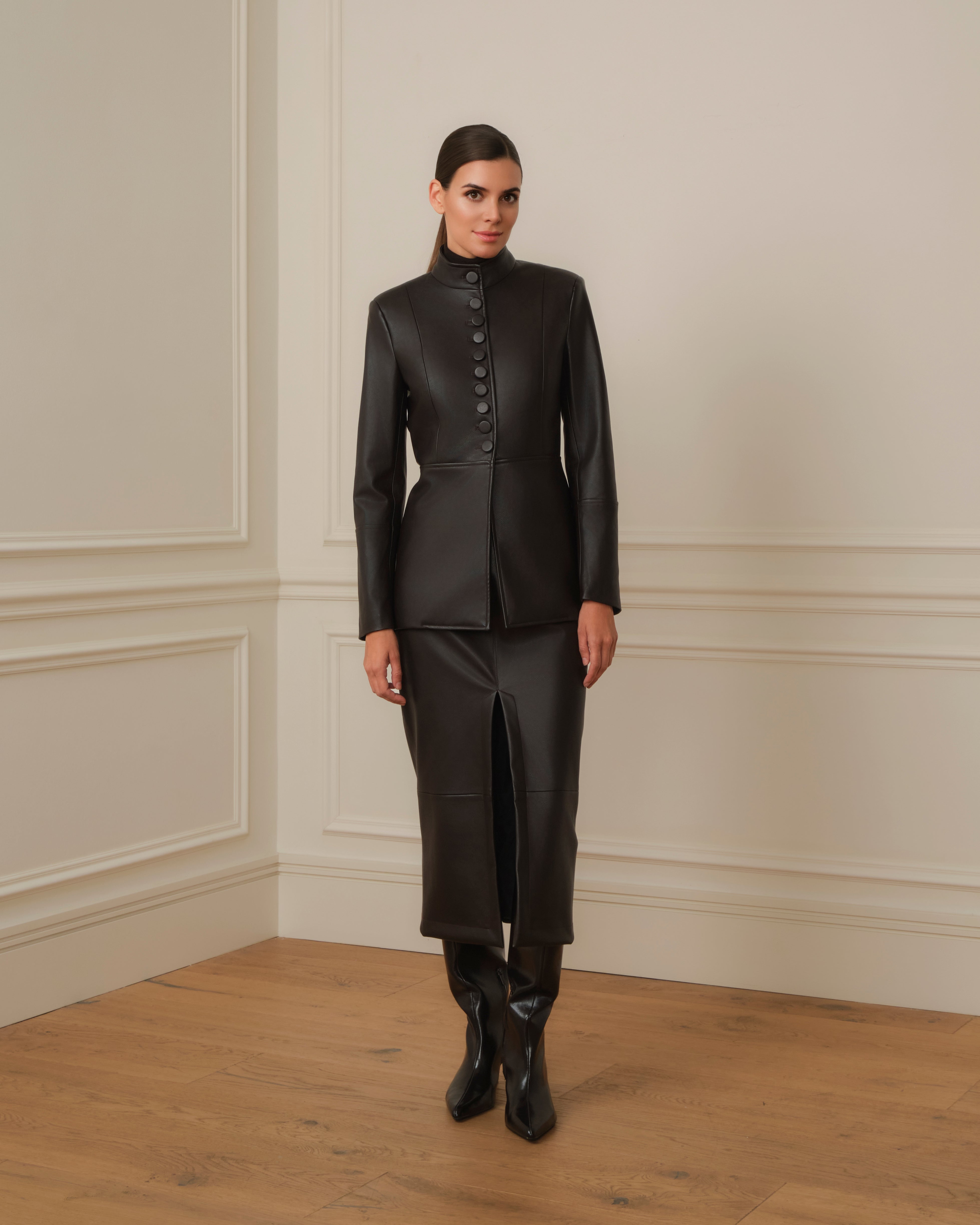 FALDA MIDI CON APERTURA FRONTAL EFECTO PIEL MARRÓN