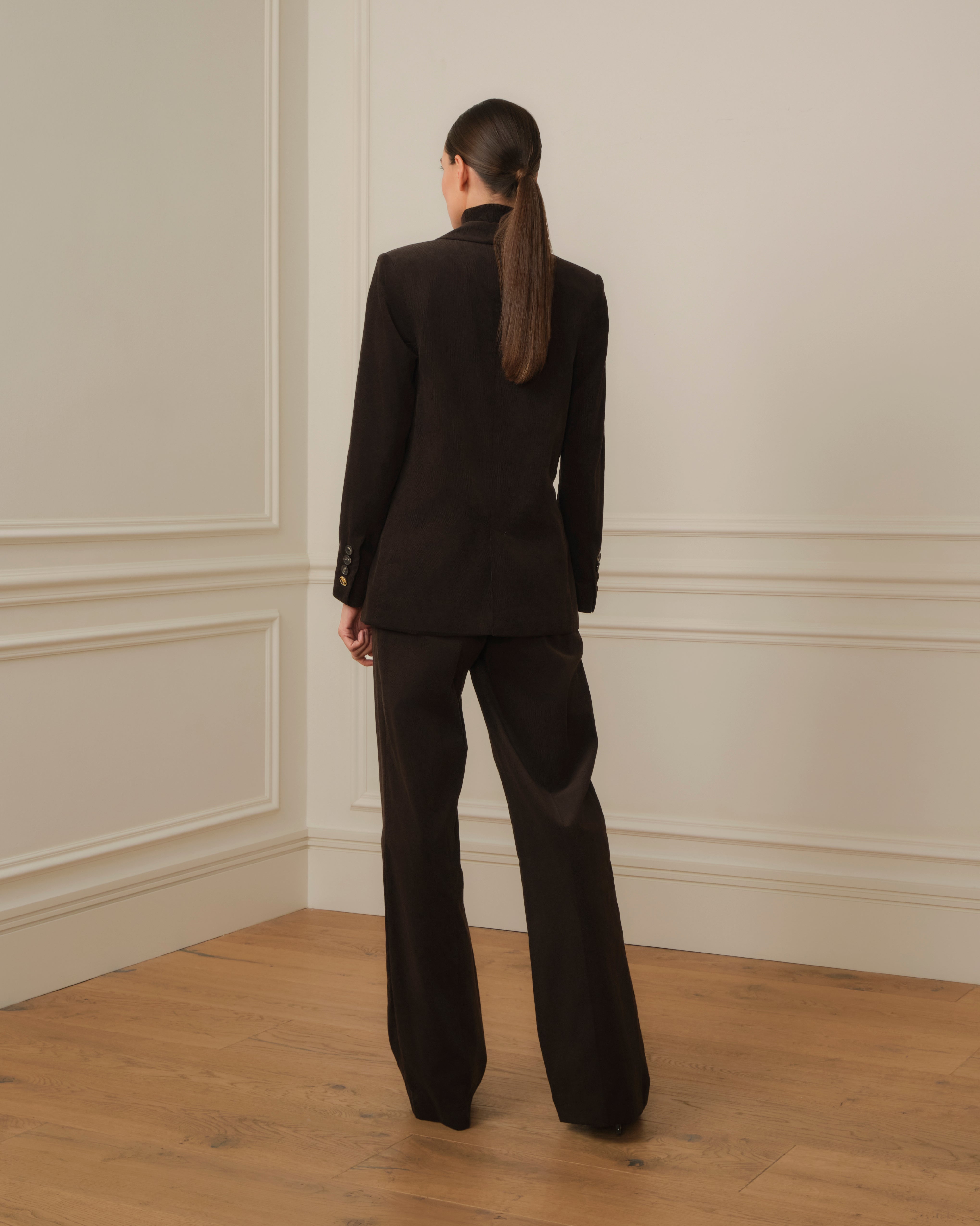 PANTALÓN DE PANA CON PINZAS MARRÓN