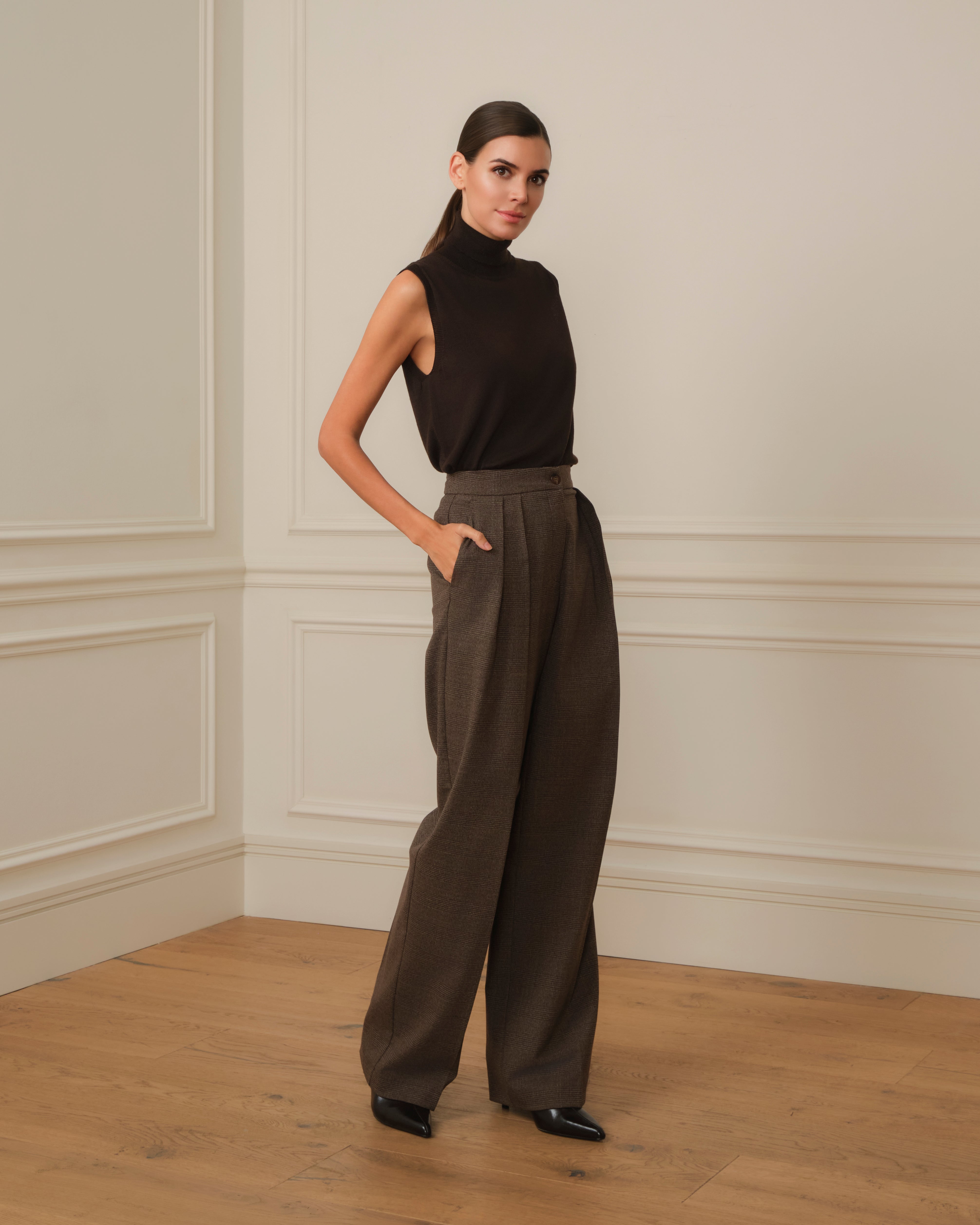 PANTALÓN CON PINZAS DE CUADROS MARRÓN