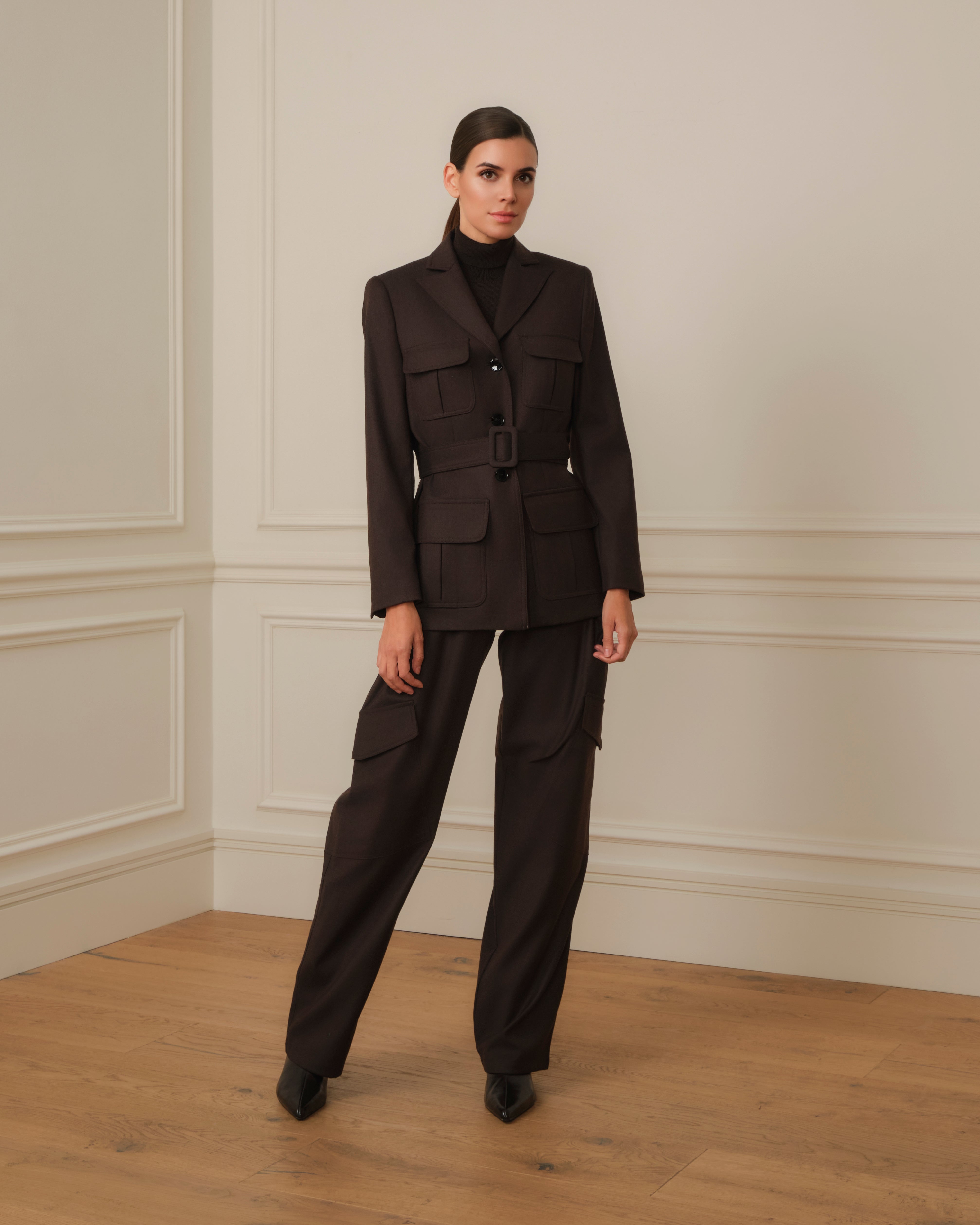 BLAZER DE LANA CON CINTURON Y BOLSILLOS CON TAPA MARRÓN