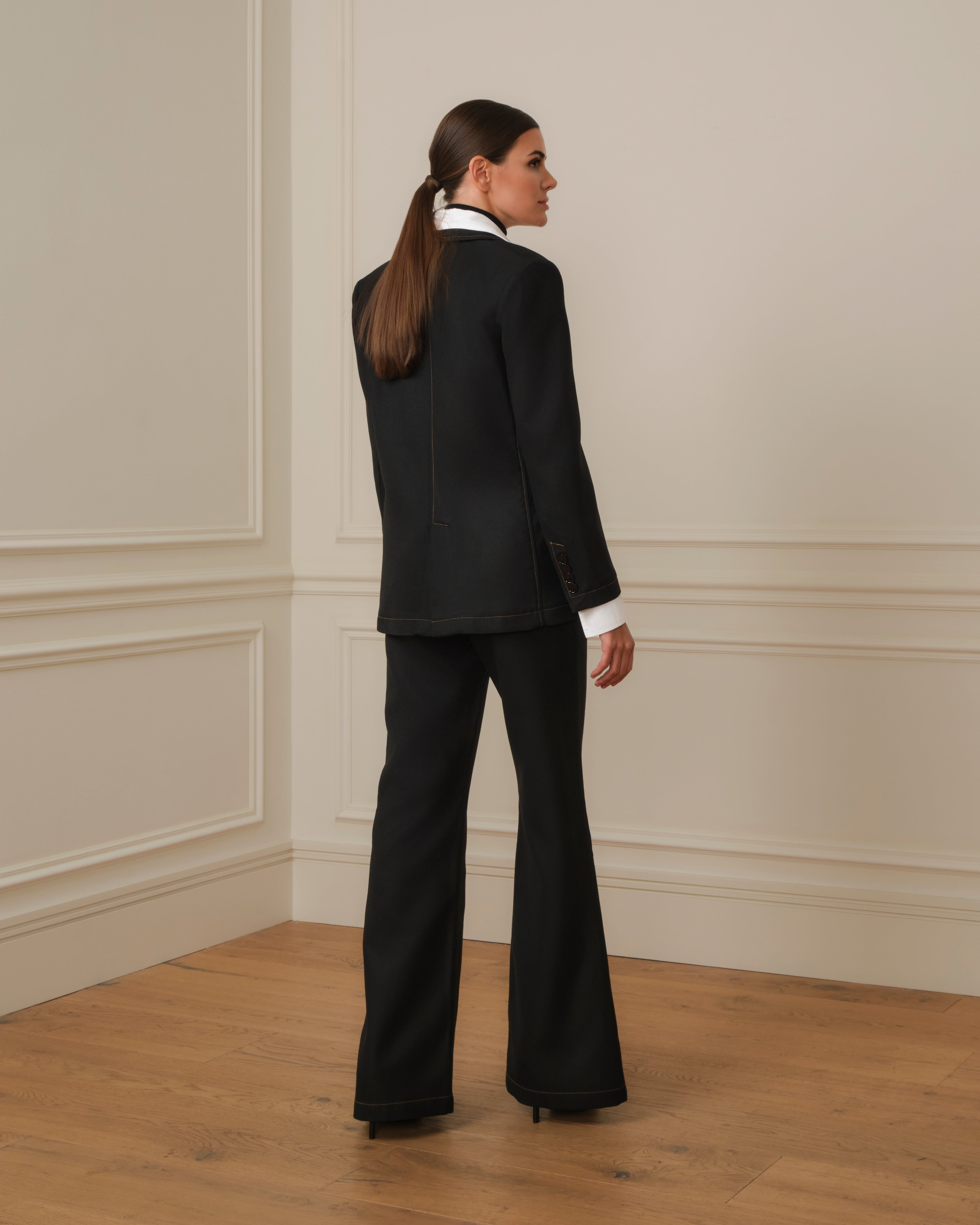 PANTALÓN FLARE CON COSTURAS VISTAS DENIM NEGRO