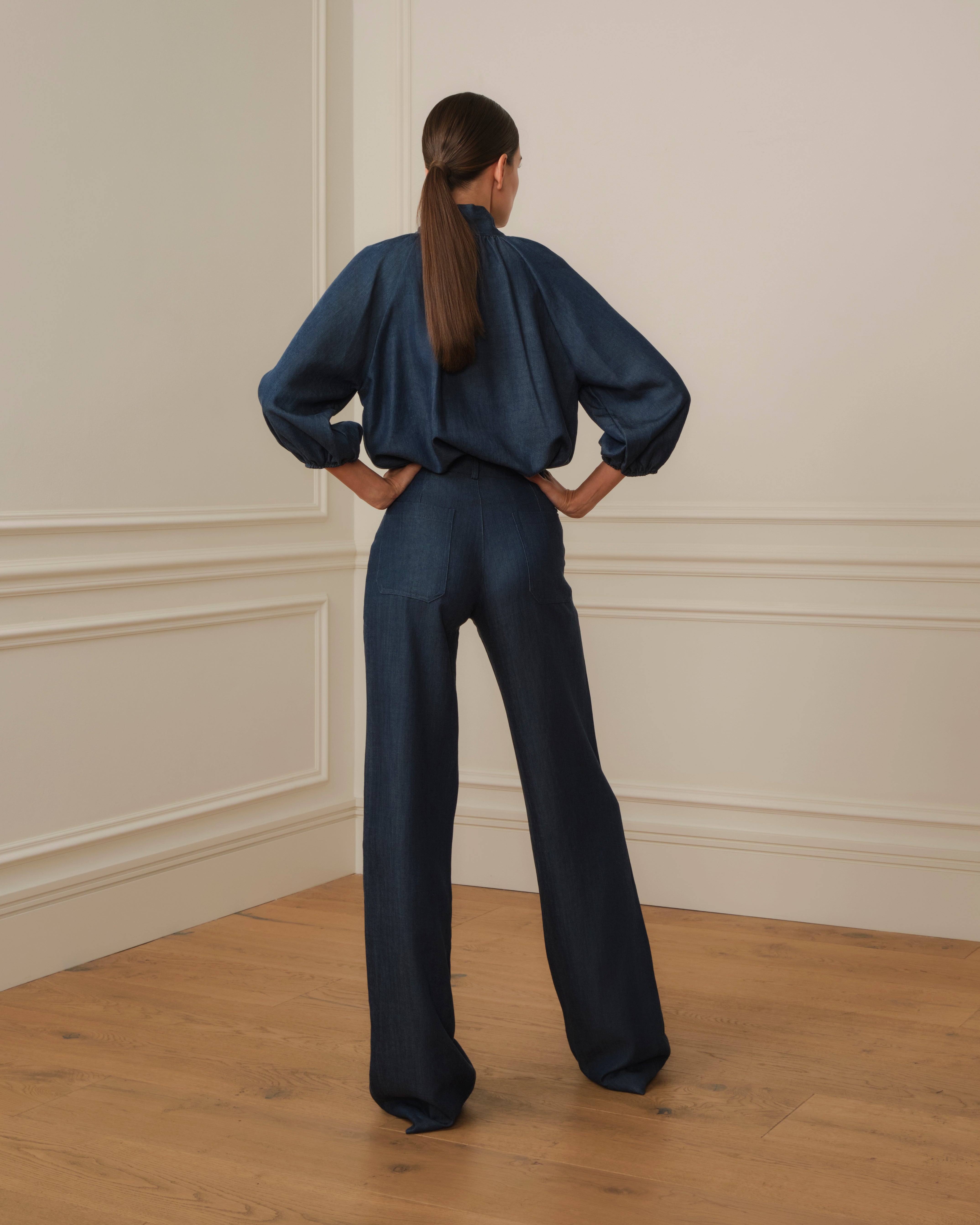 BLUSA MANGA ABULLONADA CON LAZO EN CUELLO DENIM AZUL MARINO