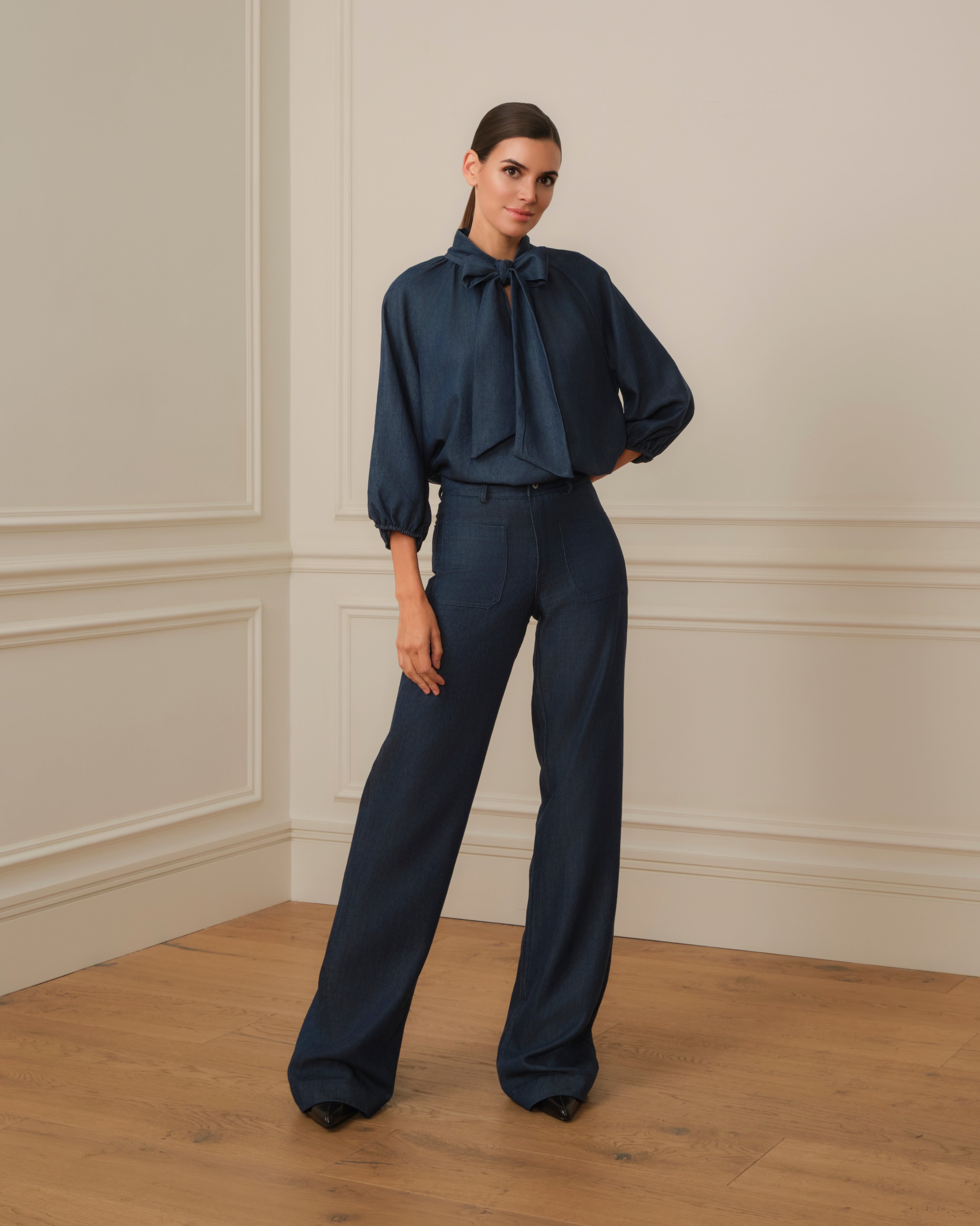 BLUSA MANGA ABULLONADA CON LAZO EN CUELLO DENIM AZUL MARINO