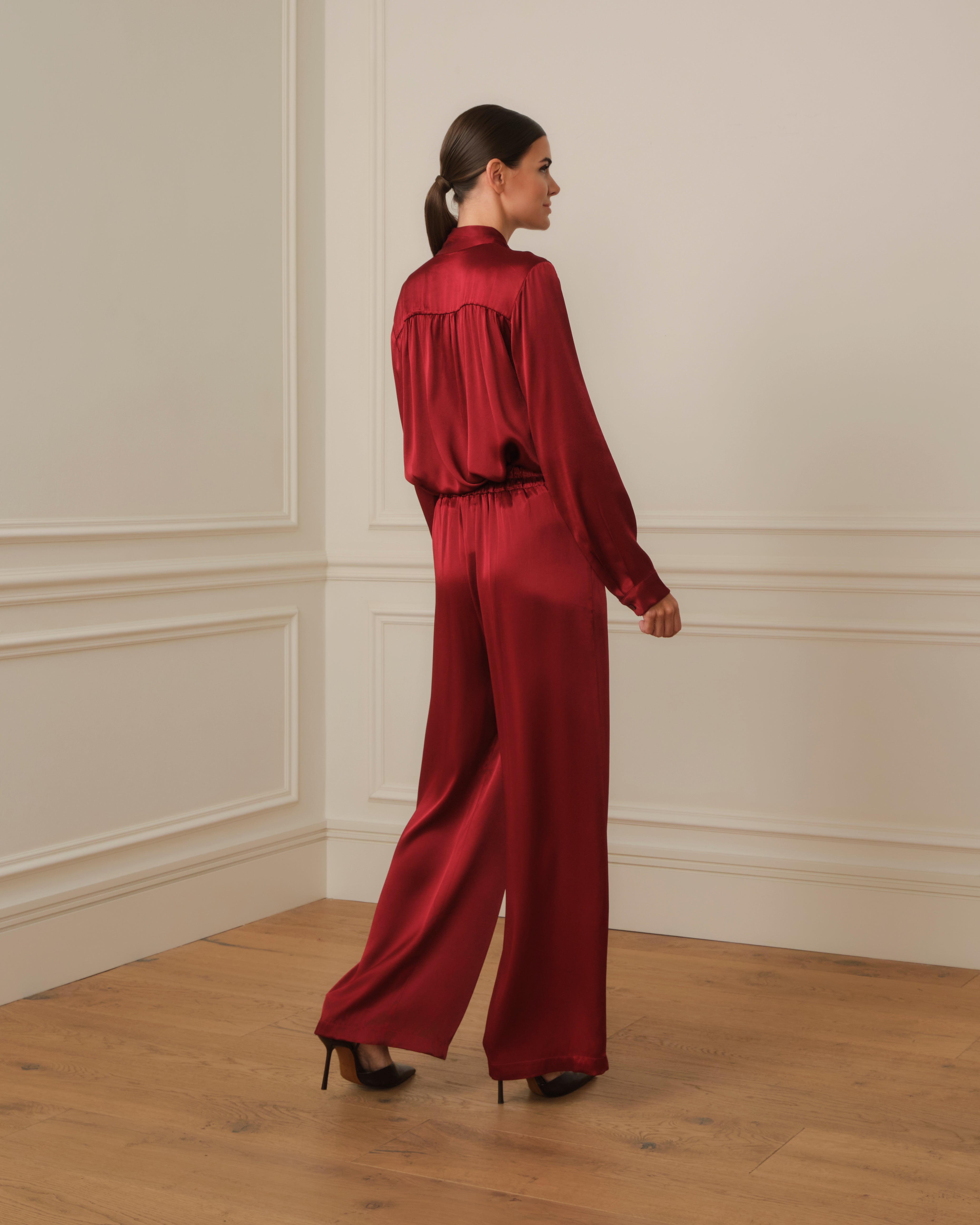 CAMISA SATINADA CON LAZADA EN CUELLO GRANATE