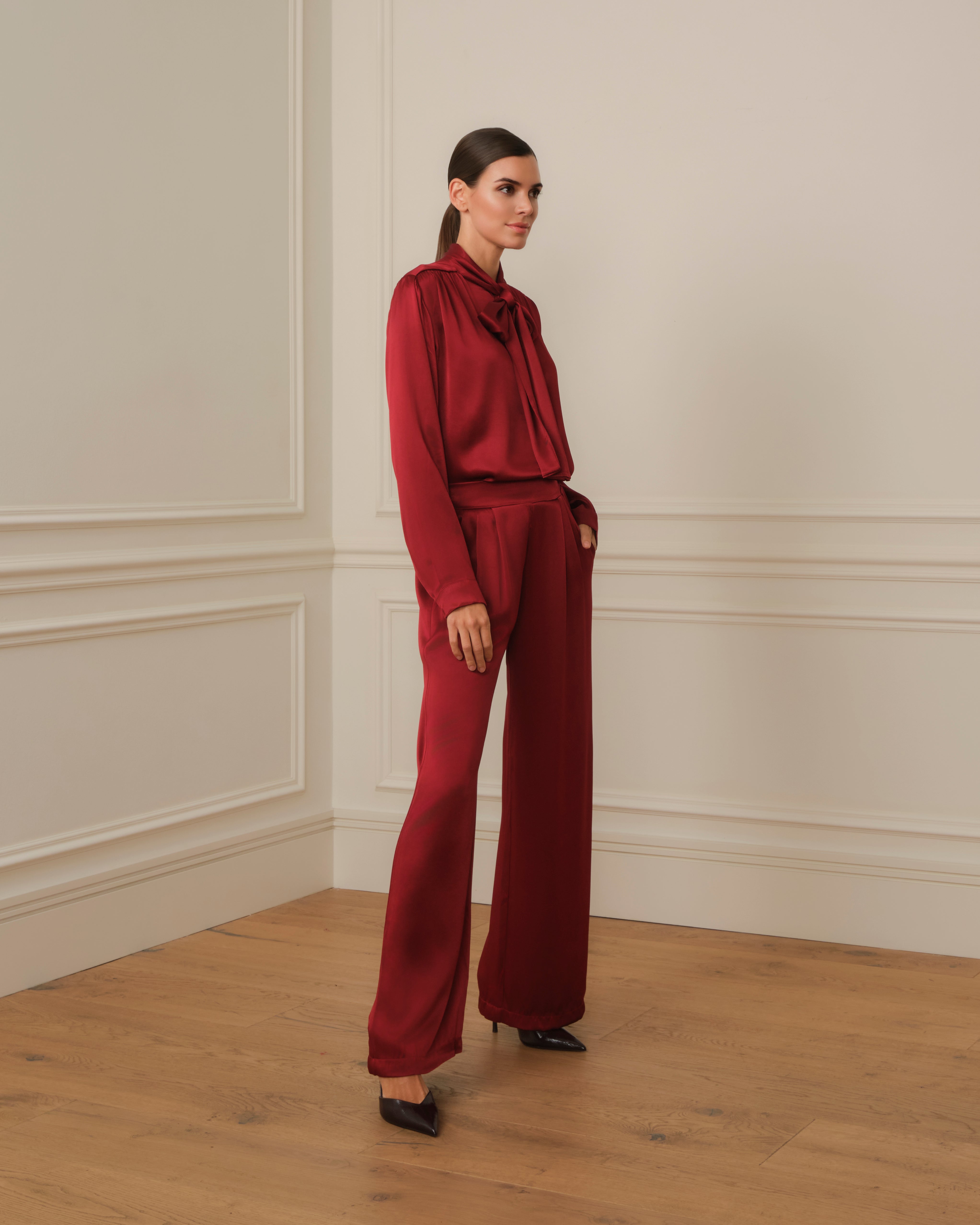 CAMISA SATINADA CON LAZADA EN CUELLO GRANATE