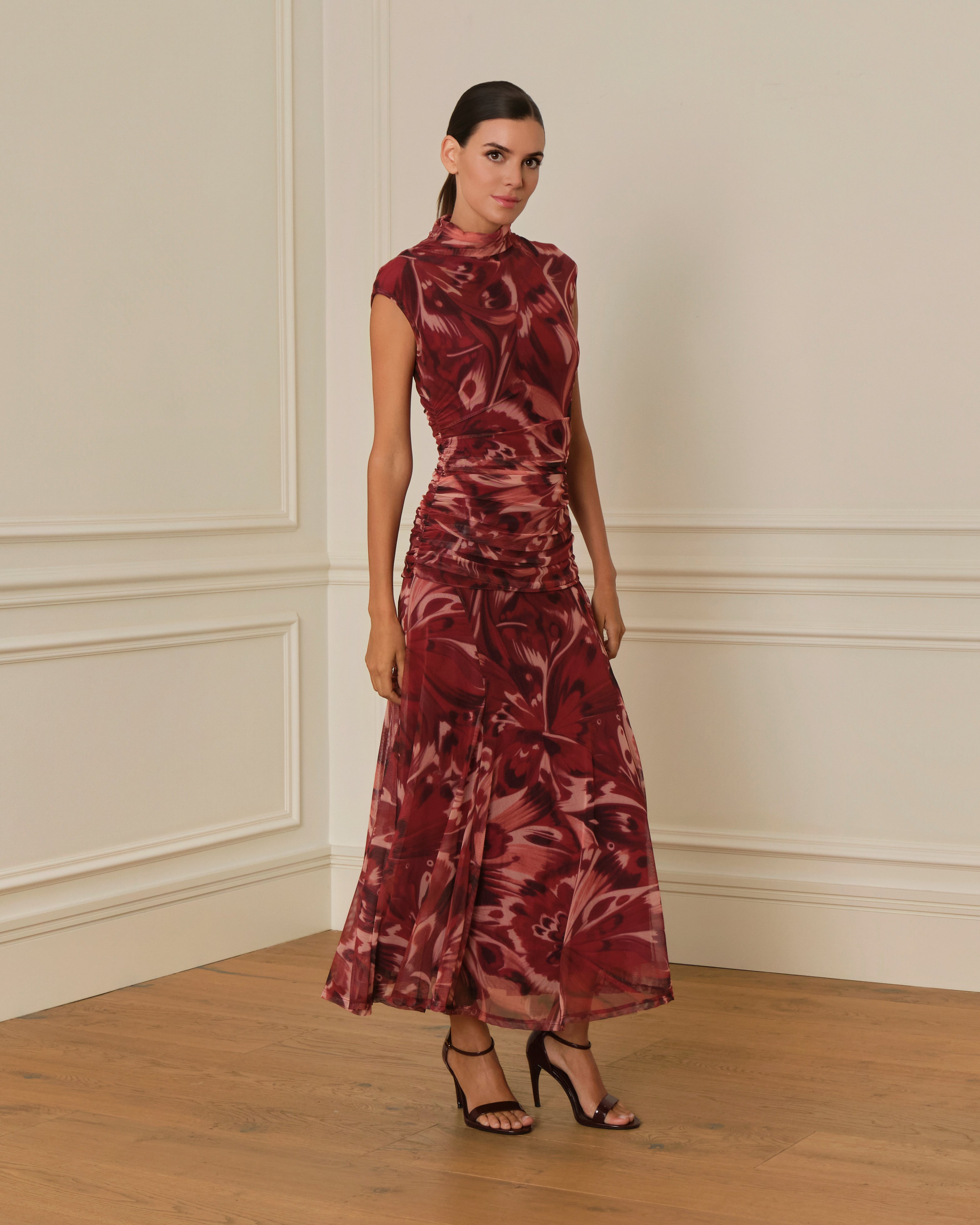 VESTIDO DRAPEADO DE TUL ESTAMPADO GRANATE