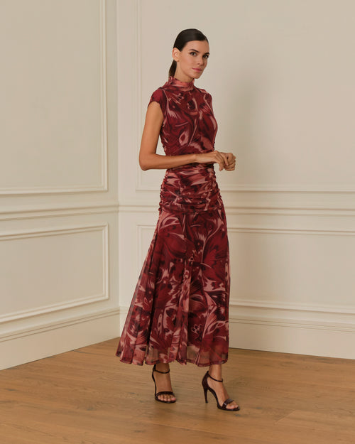 VESTIDO DRAPEADO DE TUL ESTAMPADO GRANATE