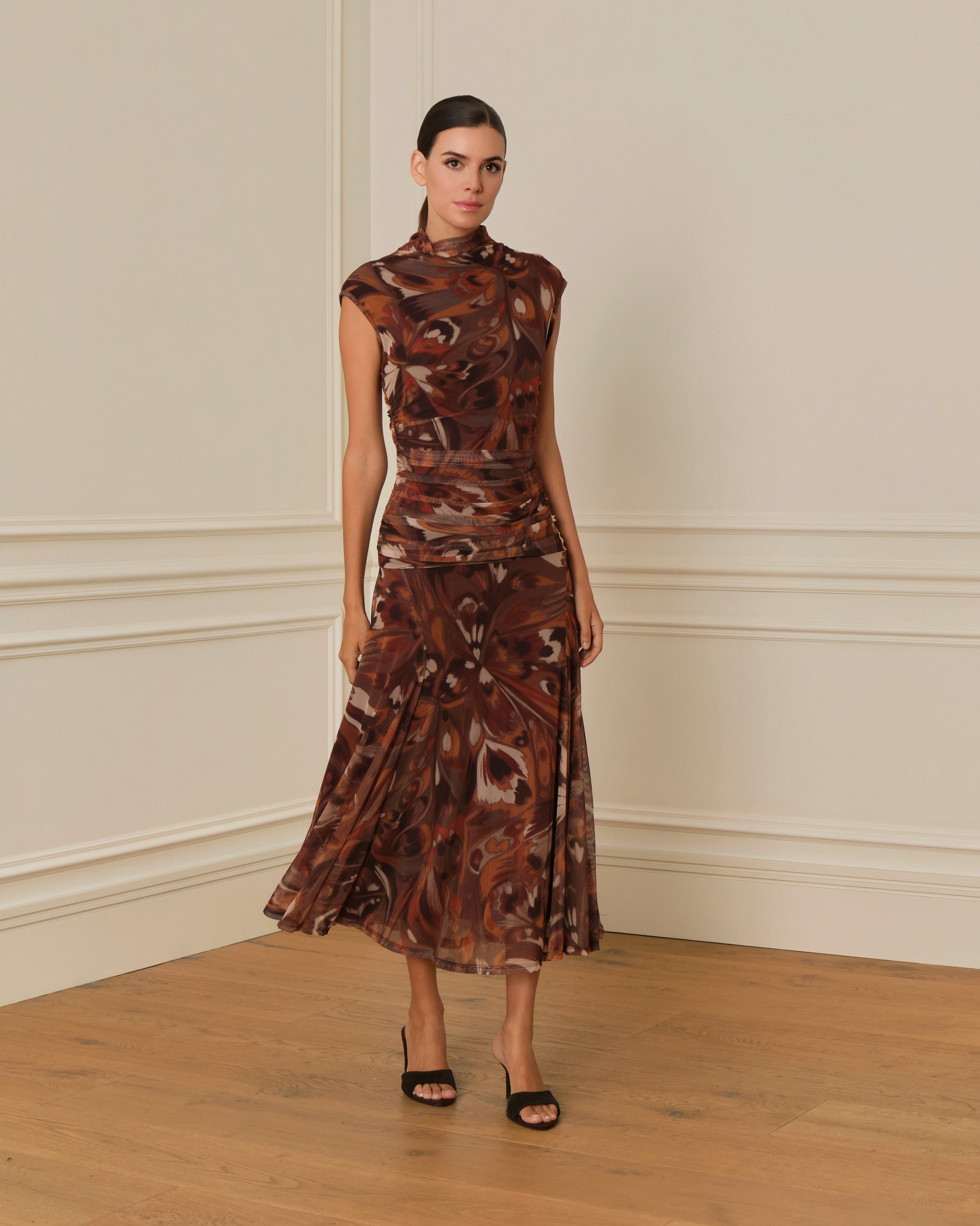 VESTIDO DRAPEADO DE TUL ESTAMPADO MARRÓN