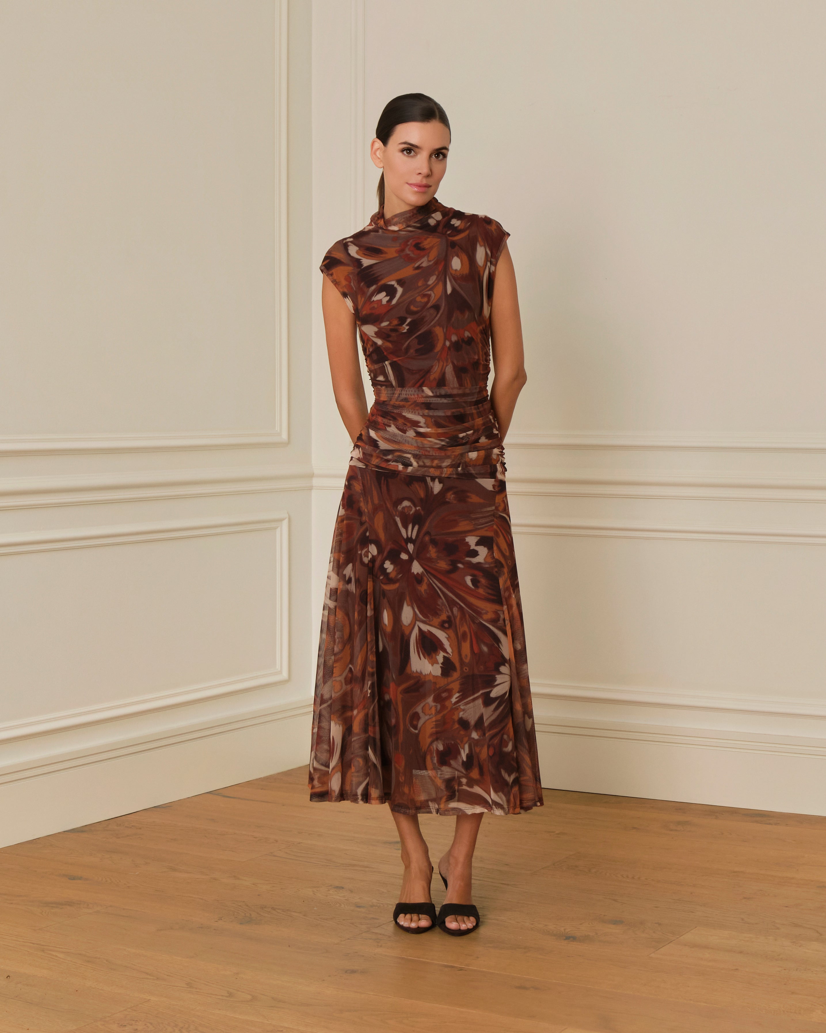 VESTIDO DRAPEADO DE TUL ESTAMPADO MARRÓN