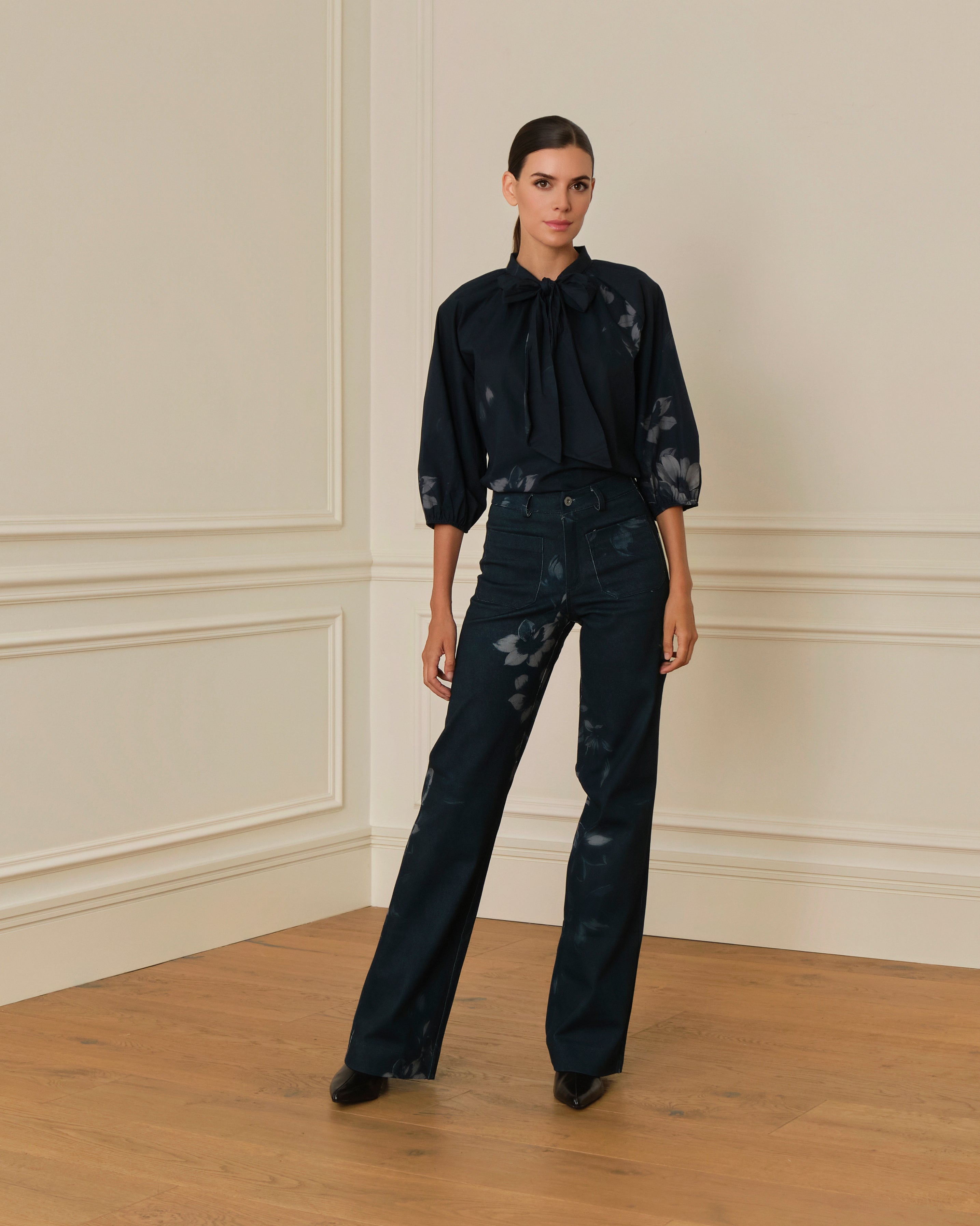 PANTALÓN FLARE CON ESTAMPADO FLORAL AZUL MARINO