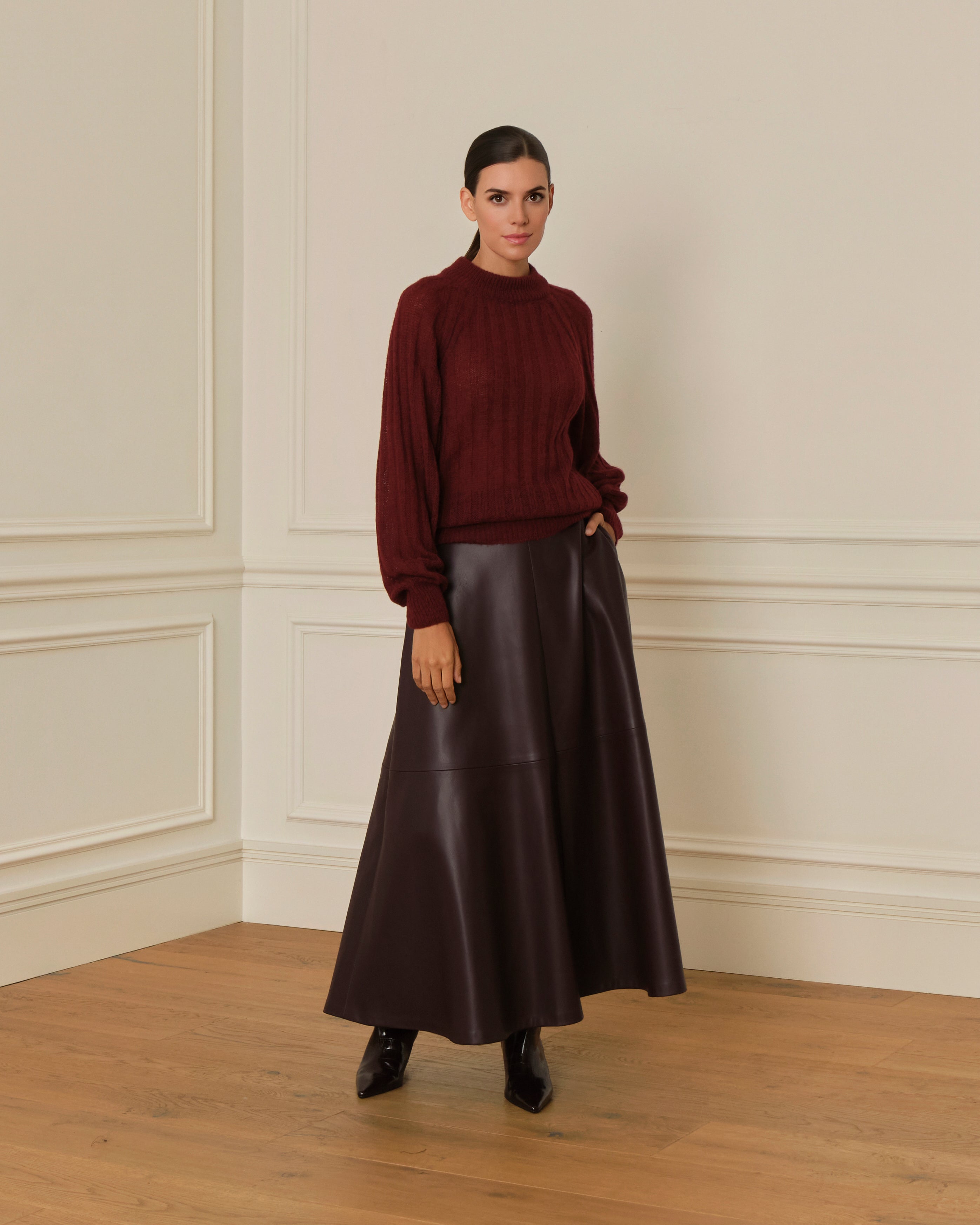 SUÉTER DE PUNTO CANALÉ CON CUELLO REDONDO BURDEOS