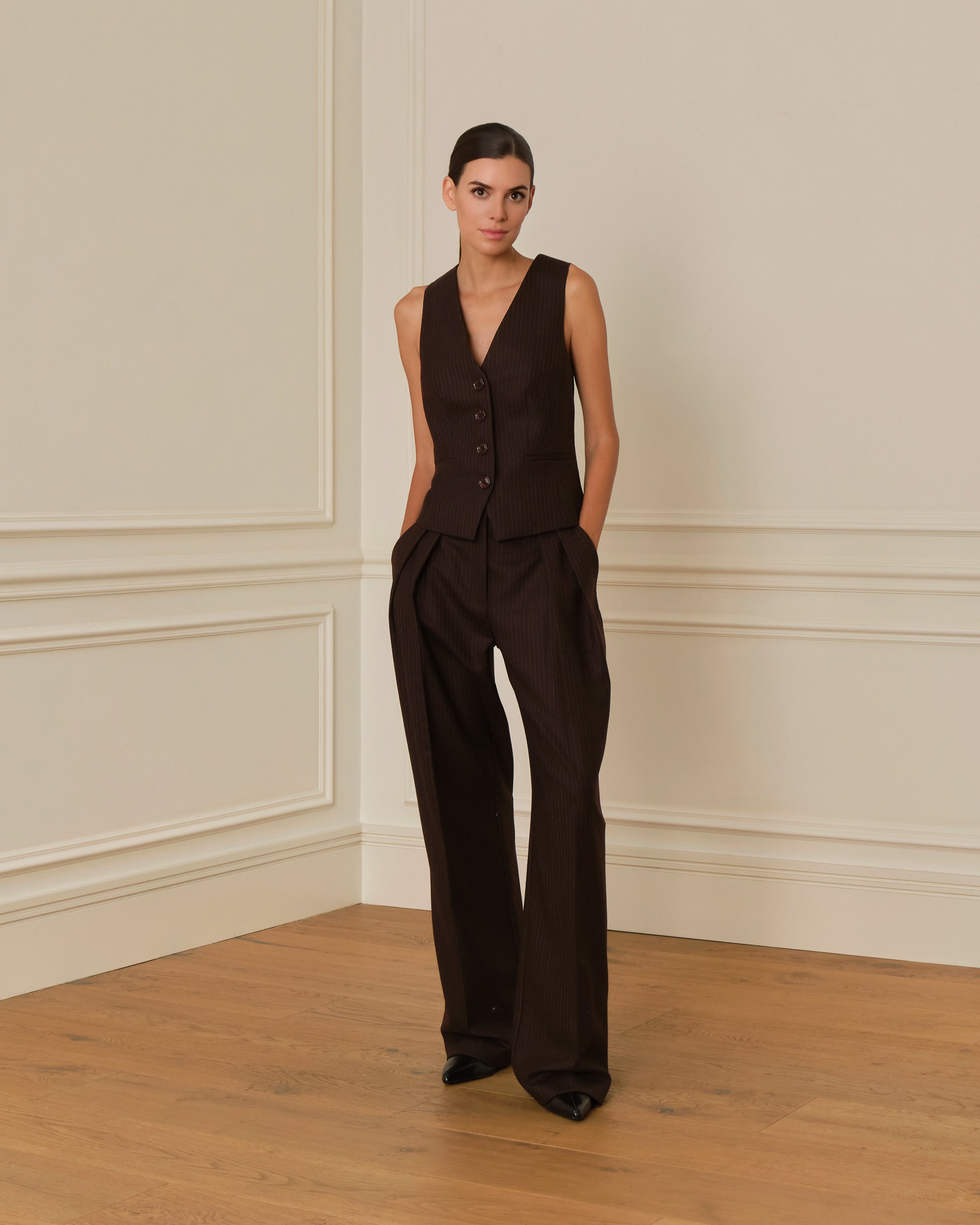 CHALECO SASTRE RAYA DIPLOMÁTICA MARRÓN