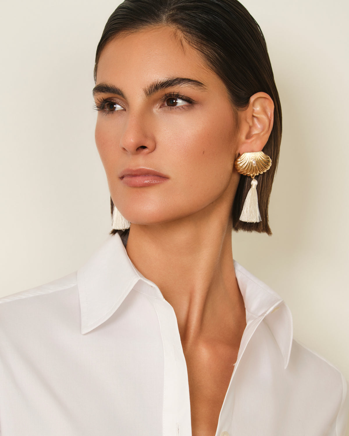 PENDIENTES CONCHA CON FLECOS DORADO