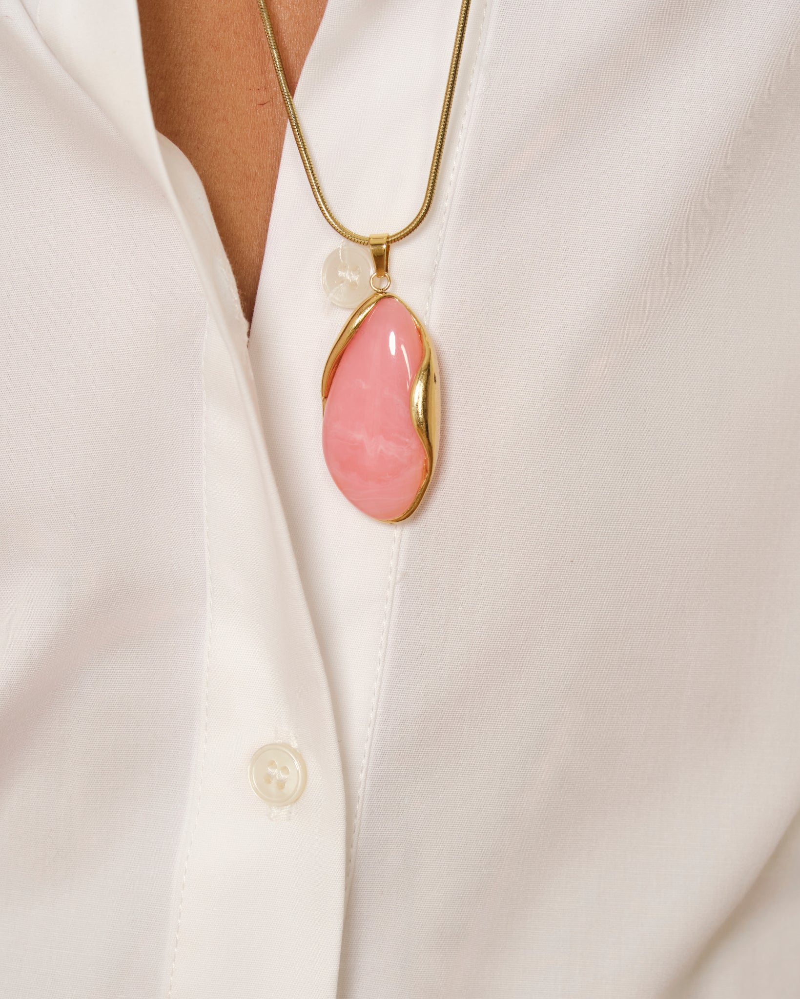 COLLAR DE PIEDRA CON DORADO