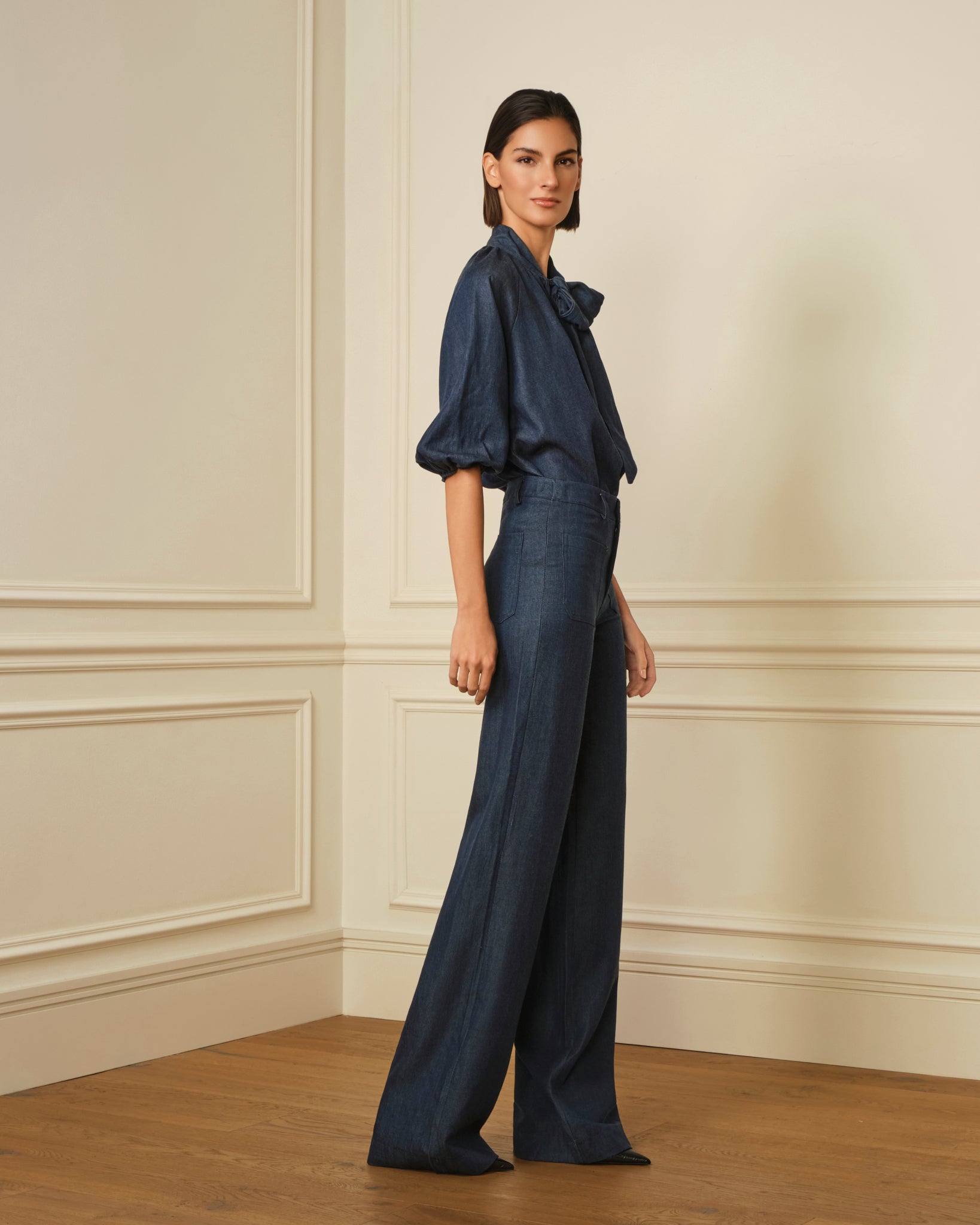 PANTALÓN FLARE CON BOLSILLOS DENIM AZUL MARINO