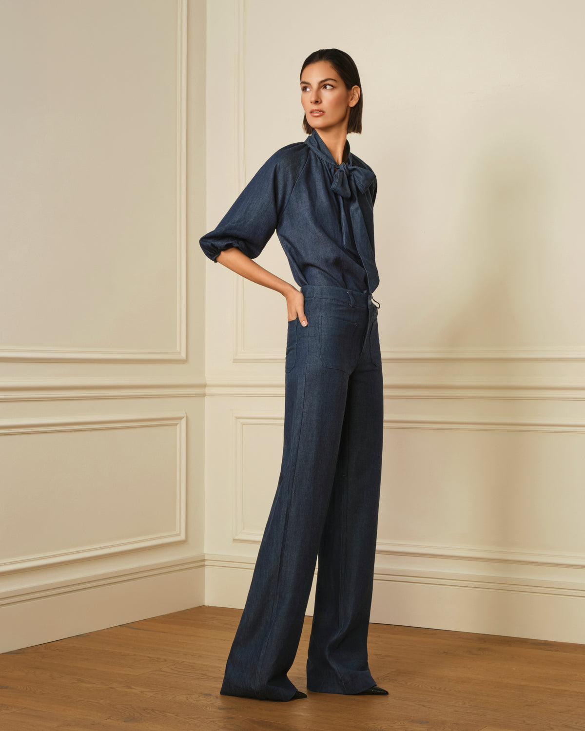 PANTALÓN FLARE CON BOLSILLOS DENIM AZUL MARINO
